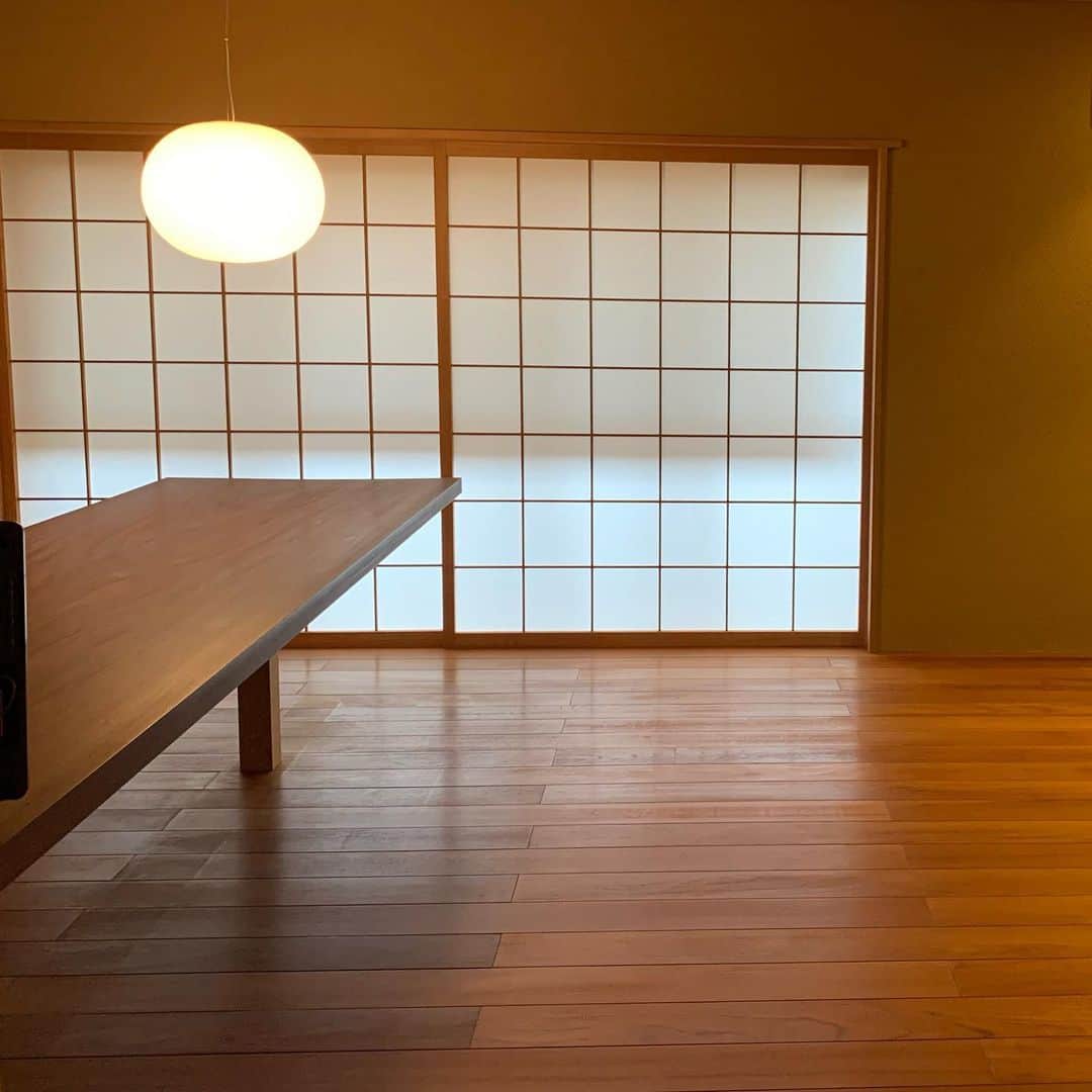 大橋歩さんのインスタグラム写真 - (大橋歩Instagram)「『移す-2』 とうとう荷物を京都の部屋から世田谷に。ソファも本も台所のものも衣類も。椅子や本箱は業者さんにひきとってもらい、ベッドは知人にもらってもらう。家具の無い部屋はキリッ！木島徹さんに作ってもらった11年半前に戻った。あの時の喜びが、蘇る。部屋中に「ありがとう、ありがとう、ありがとう、ありがとう🙏🥰」と大声で言って回る。大事に使ってもらえる人に渡すことが出来るといいなと願いながら、鍵をかけて東京に戻る。新幹線の中で、ちょっとほっとする。東京と京都を行き来するにはもう私は高齢すぎるもの。」4月26日 16時07分 - ayumi8713