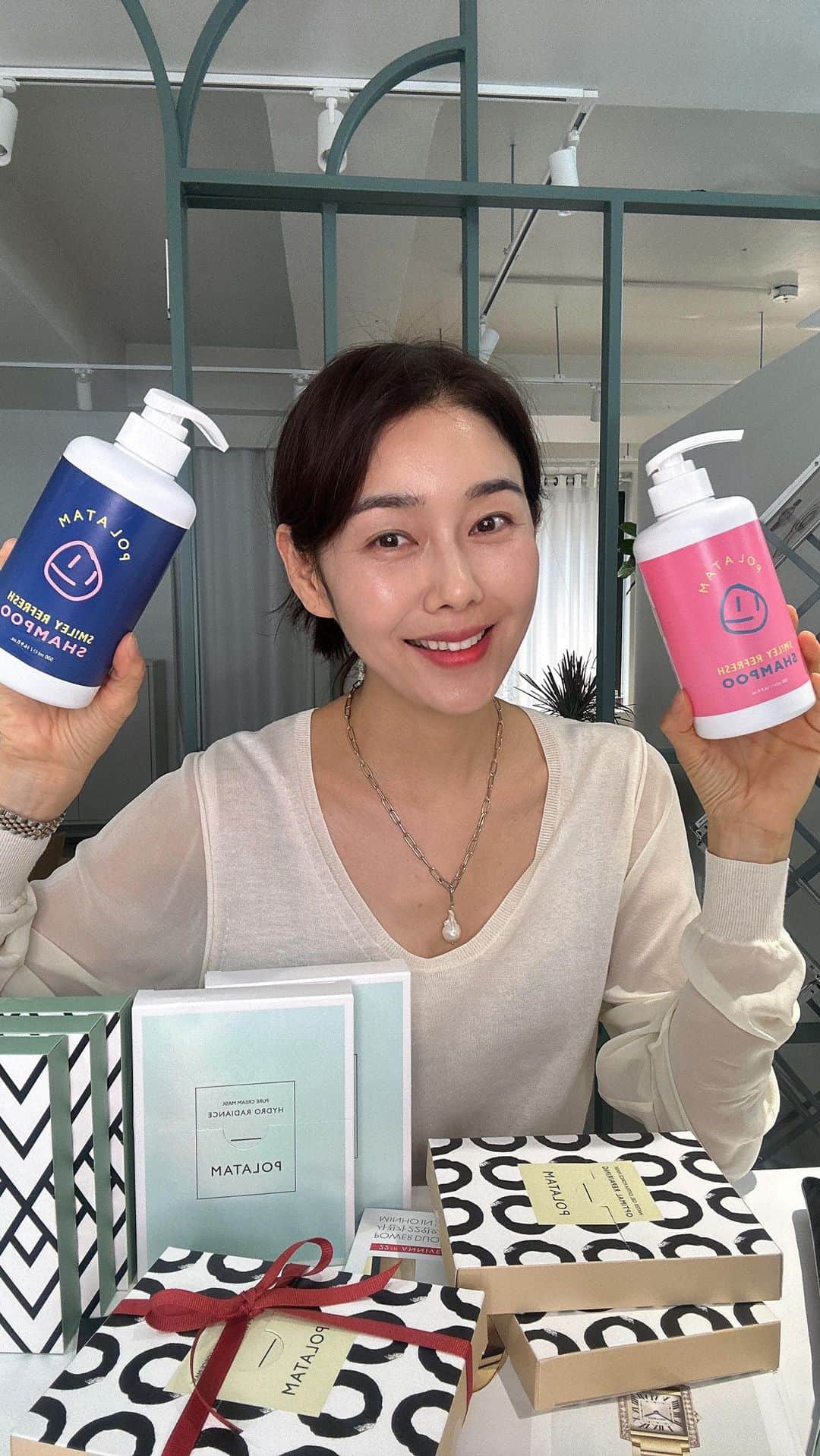 パク・タミのインスタグラム：「- 오전 회의를 하는데, 5월 가정의 달 이벤트 시점이 너무 애매할 것 같다는 생각이 들었어요. 5월, 유난히 공휴일이 많아 택배 상황이 조금 늦어질거고, 그러면 고객님들의 필요한 때를 놓칠 것 같아서^^  서프라이즈로 찾아가려했던 5월 이벤트를 오늘 예고없이 열게 되었습니다! 짠!!  가정의 달.. 돈이 참 많이 소비되는 달이기도 하잖아요. 폴라탐이 도와드리고 싶었습니다.  마스크팩은 최근4년 이내에 이정도 할인율 없없어요!! 그래서인지 라이브하면서 서버 다운이 있었어요. 지금 원할하게 주문 가능하시니~편하게 둘러보세요^^  많이 찾으시는 샴푸와 선크림도 할인율로 열어두었습니다.  10만원 이상 구매하신 분들께 드리는 특별한 선물이 있어요. 자수 미니백을 제작했는데~ 활용이 좋을거예요^^ (라이브 보시면 자세한 설명이 있습니다.) *회원분들께만 드리는 혜택이니, 회원가입 해주시구요!」