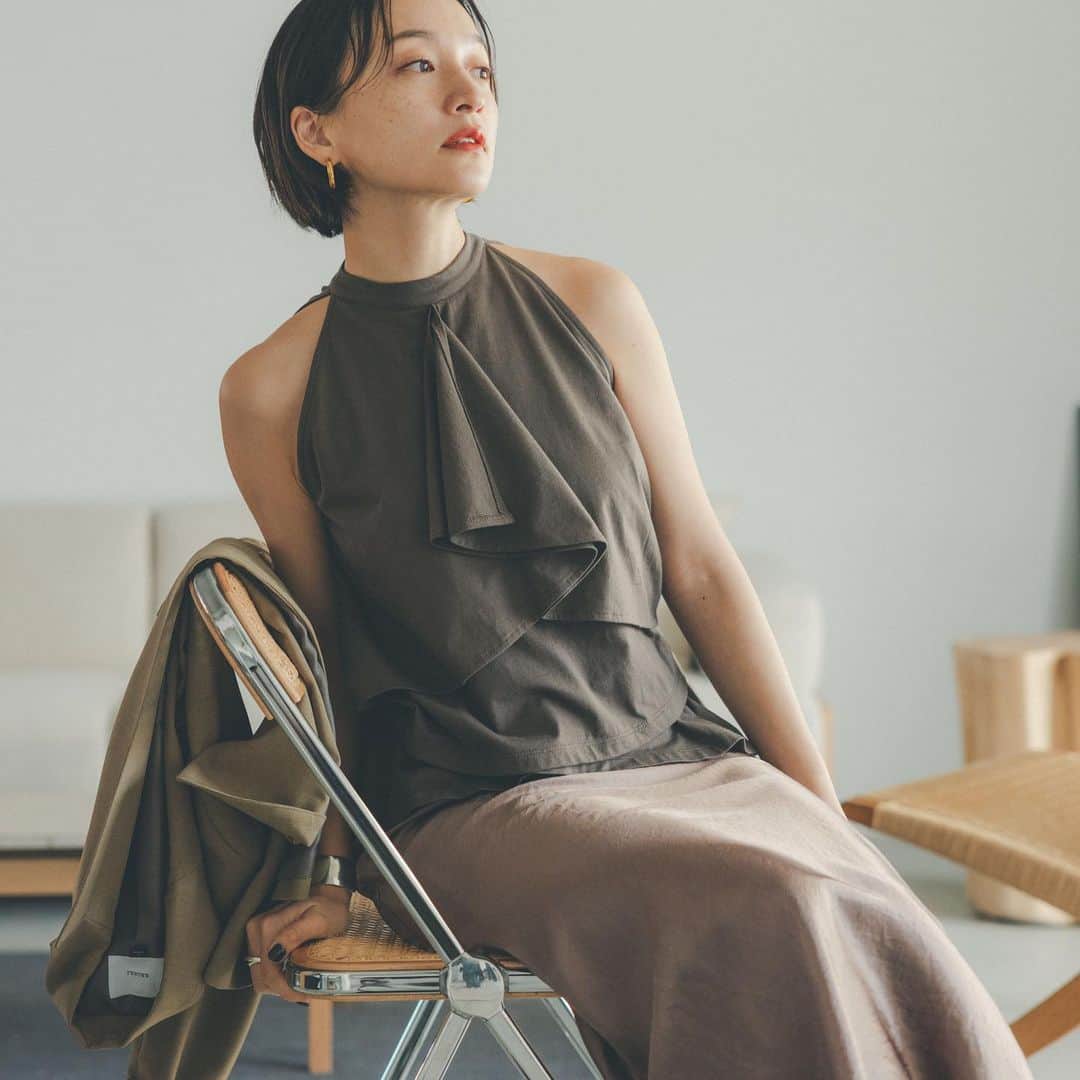 オブレクトさんのインスタグラム写真 - (オブレクトInstagram)「Miyako Takayama × oblekt  リンクルエアー サテンスカート Color.ブラック/クリーム/ブラウン ￥15,400(税込)  上品な光沢とドレープ感が特徴のサテン素材を使用したフレアスカート。 ヴィンテージ感のあるナチュラルなワッシャー加工が入っているので、Tシャツやスウェット合わせで、デイリーウェアとしても着用いただけます。 バイヤスカットの自然なフィット感が女性らしいシルエットです。 ————————————  高山都さん @miyare38 との春の新作コラボアイテムが好評発売中です🌿  【ONでも OFFでも カジュアルにもフォーマルにも ゆるっともかっちりも。 色使い次第、着こなし次第で、両A面なアイテムを。 軽やかに、しなやかに、纏うを楽しむ、春がやってきます。】   詳しくはoblekt 公式オンラインストア（Re:Circulet リサーキュレット）をご覧ください🤍  +++++++++++++++++++  #miyakotakayama #高山都 #oblekt #オブレクト」4月26日 16時18分 - oblekt_jp