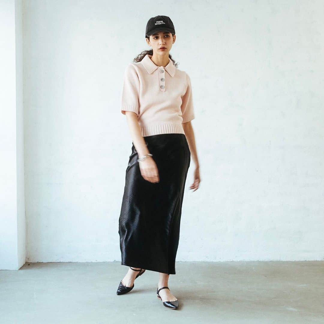 オブレクトさんのインスタグラム写真 - (オブレクトInstagram)「Miyako Takayama × oblekt  リンクルエアー サテンスカート Color.ブラック/クリーム/ブラウン ￥15,400(税込)  上品な光沢とドレープ感が特徴のサテン素材を使用したフレアスカート。 ヴィンテージ感のあるナチュラルなワッシャー加工が入っているので、Tシャツやスウェット合わせで、デイリーウェアとしても着用いただけます。 バイヤスカットの自然なフィット感が女性らしいシルエットです。 ————————————  高山都さん @miyare38 との春の新作コラボアイテムが好評発売中です🌿  【ONでも OFFでも カジュアルにもフォーマルにも ゆるっともかっちりも。 色使い次第、着こなし次第で、両A面なアイテムを。 軽やかに、しなやかに、纏うを楽しむ、春がやってきます。】   詳しくはoblekt 公式オンラインストア（Re:Circulet リサーキュレット）をご覧ください🤍  +++++++++++++++++++  #miyakotakayama #高山都 #oblekt #オブレクト」4月26日 16時18分 - oblekt_jp