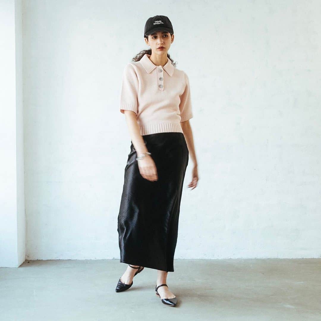 オブレクトのインスタグラム：「Miyako Takayama × oblekt  リンクルエアー サテンスカート Color.ブラック/クリーム/ブラウン ￥15,400(税込)  上品な光沢とドレープ感が特徴のサテン素材を使用したフレアスカート。 ヴィンテージ感のあるナチュラルなワッシャー加工が入っているので、Tシャツやスウェット合わせで、デイリーウェアとしても着用いただけます。 バイヤスカットの自然なフィット感が女性らしいシルエットです。 ————————————  高山都さん @miyare38 との春の新作コラボアイテムが好評発売中です🌿  【ONでも OFFでも カジュアルにもフォーマルにも ゆるっともかっちりも。 色使い次第、着こなし次第で、両A面なアイテムを。 軽やかに、しなやかに、纏うを楽しむ、春がやってきます。】   詳しくはoblekt 公式オンラインストア（Re:Circulet リサーキュレット）をご覧ください🤍  +++++++++++++++++++  #miyakotakayama #高山都 #oblekt #オブレクト」