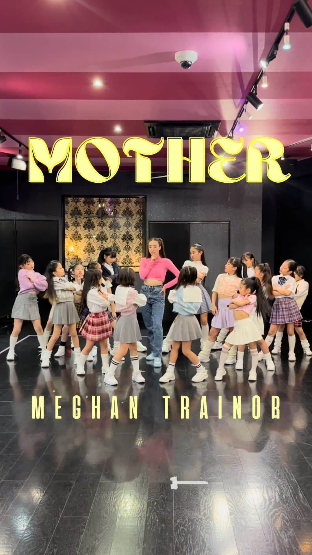 Ruuのインスタグラム：「みんな大好きなMeghan TrainorのMotherでダンス😍🌈💖‼️学校の授業参観に1人はいる派手なママ役と可愛いすぎる子供達🥹✨Maghanの曲はいつ聞いてもテンションがあがる大好きです🌷💗 #meghantrainor #mother #dance #pr」