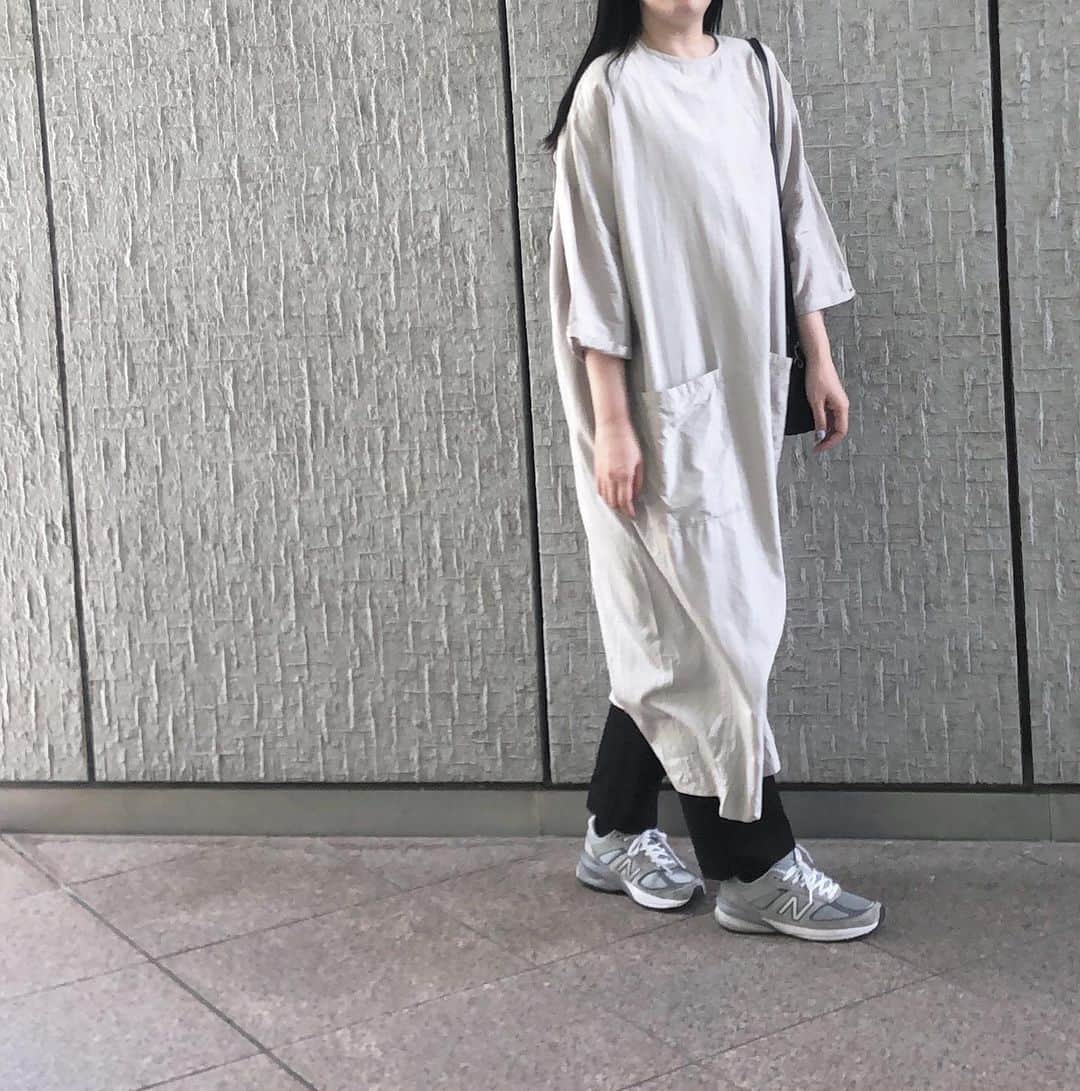 _mar_.imさんのインスタグラム写真 - (_mar_.imInstagram)「蚤の市の日の服。 . ユーモレスクのワンピースは、シルクなので年中着回ししやすくて大活躍。 ダボダボサイズがシルエットをカバーしてくれて助かる~ .  one-piece  #humoresque shoes #newbalance bag #artsandscience pants #ゴーシュ  . . .  . .  #今日の服#シンプルコーデ #シンプルコーデが好き #ootd #fashiongram ##오오티디　#패션　#옷스타그램　#데일리코디 . .」4月26日 21時42分 - _im_.mar