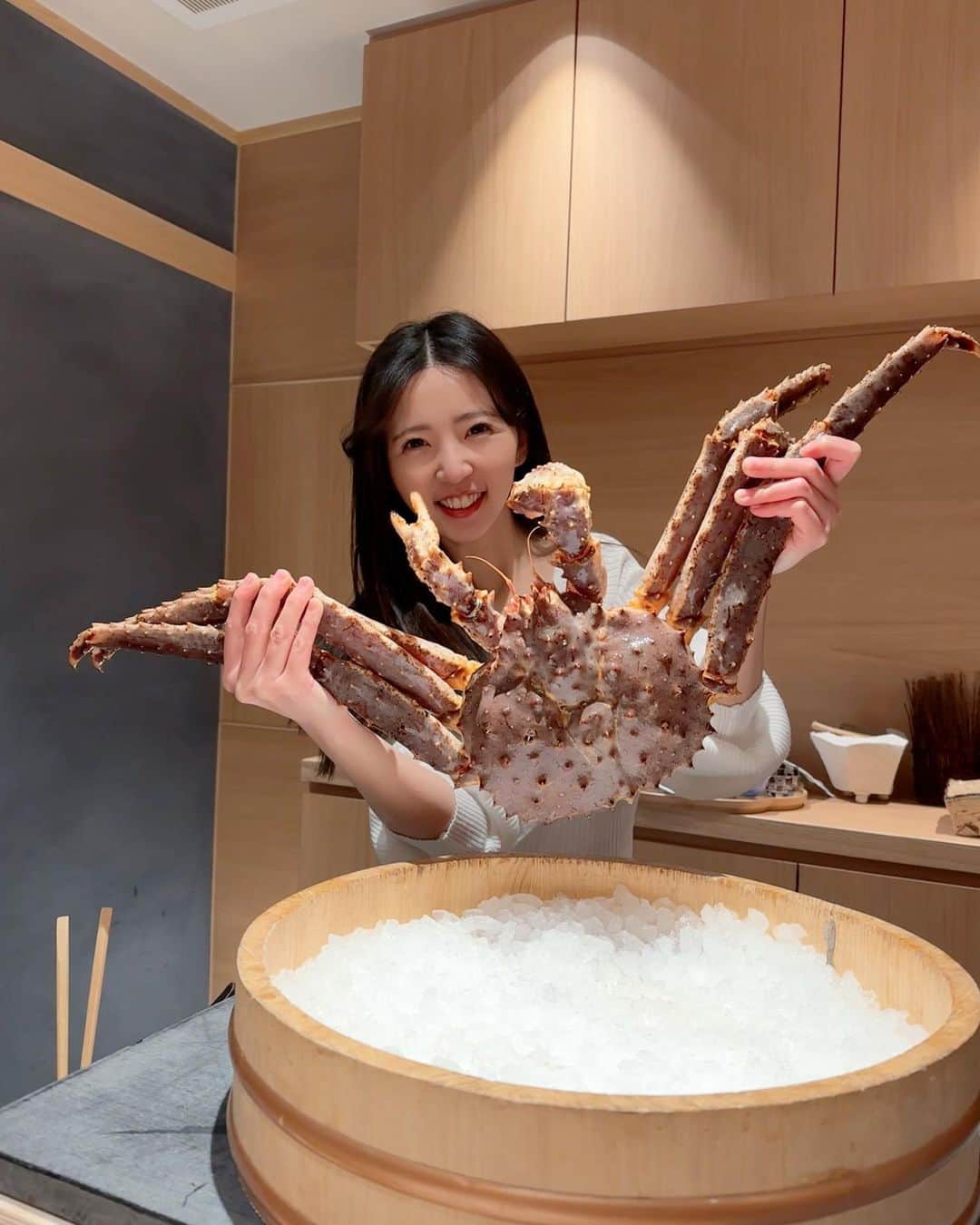 めいさんのインスタグラム写真 - (めいInstagram)「— 大好きなカニ料理を食べにきました🦀💕 完成個室予約制のお店 目の前で職人さんが最初から最後まで調理してくださいます。 もう贅沢の極み🤤  ・ ・ ・　 ・ ・ ・  —  #instapic#日本#dior#寫真#portrait#사진#france#eiffeltower#커피#ポートレート#japanesegirl#beauty#japan#photo_jpn#hermes#섹시#photo#カニ#フォロー#撮影#model#view#spring#かに#follow#portraitsedition  今天來吃我愛的螃蟹料理🦀💕 OMG！！！大塊大塊的吃螃蟹真的是太好吃到快哭了🥹  如果以後沒有住在日本了！也要常常來日本吃美食。因為日本是我去過的全世界裡吃過的美食永遠都是最驚豔最感動！  來日本之後才知道什麼叫美食🤤」4月26日 21時44分 - meitienlin1125