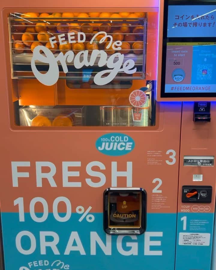 金成公信のインスタグラム：「天下茶屋の駅にフレッシュオレンジジュース自動販売機あった！！正直量少なっ！！って思ったけど、、超絶美味かった！！」