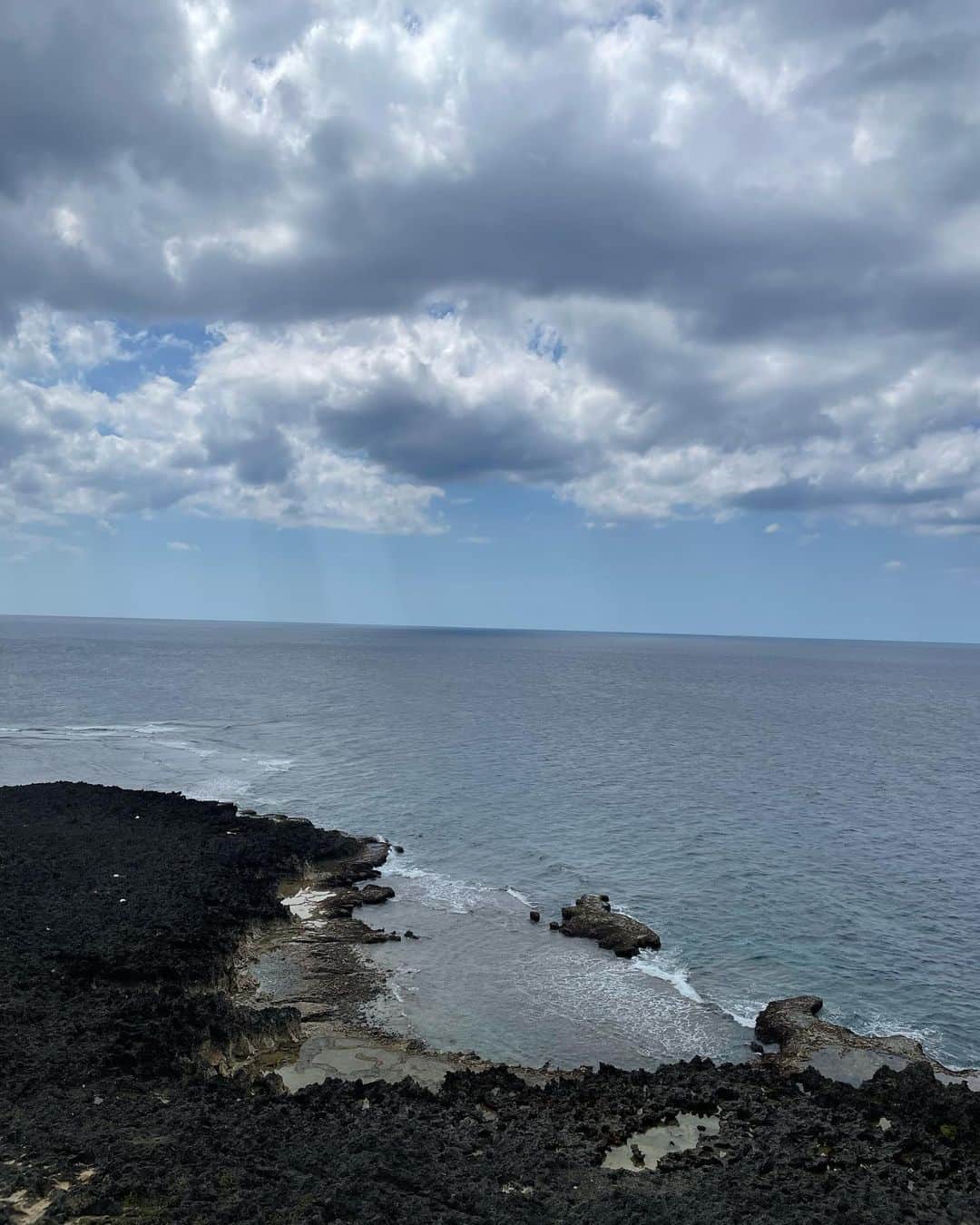 黒田愛美さんのインスタグラム写真 - (黒田愛美Instagram)「最終日は アグー豚のしゃぶしゃぶ🐷 食べて 残波岬の灯台登って、 今回の沖縄は終了😊  もずくしゃぶしゃぶってとっても美味しくて素敵な食べ方❣️ 我が家でもマネしようと思いました😋  いつも癒しをくれる沖縄。 海外ではないけど、 ちょっとした海外感を味わせてくれる素敵な場所。  今回の沖縄で、 あるdecision makeをしました。 いろんなことがあって、 人生いつ何が起きるか分からないから、常に全力で生きていきたいと思いました。  人生今半分くらいかな。。 うまくいかないことだらけだけど毎日素晴らしい友達や家族が近くにいてくれているという事実に感謝。🙏❣️  #沖縄 #パワースポット #グルメ #アグー豚のしゃぶしゃぶ  #オーシャンブー  #残波岬 #黒田愛美」4月26日 21時46分 - kurodaaimi