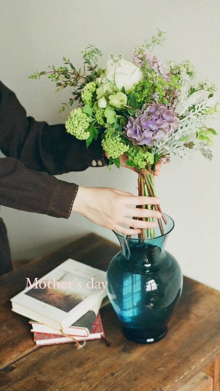 Joe Ideのインスタグラム：「@8.1.2flower の花の撮影をさせていただきました🌸  自分の手入れすらまともにできないので  いつかは花の手入れができる素敵なおじさんになりたいです。  僕のじいじは庭に沢山違う種類の椿を植えて  大事に育てていた🌺　咲いてる時は綺麗だけど季節に  よっちゃ毛虫だらけで最悪。虫無理。」