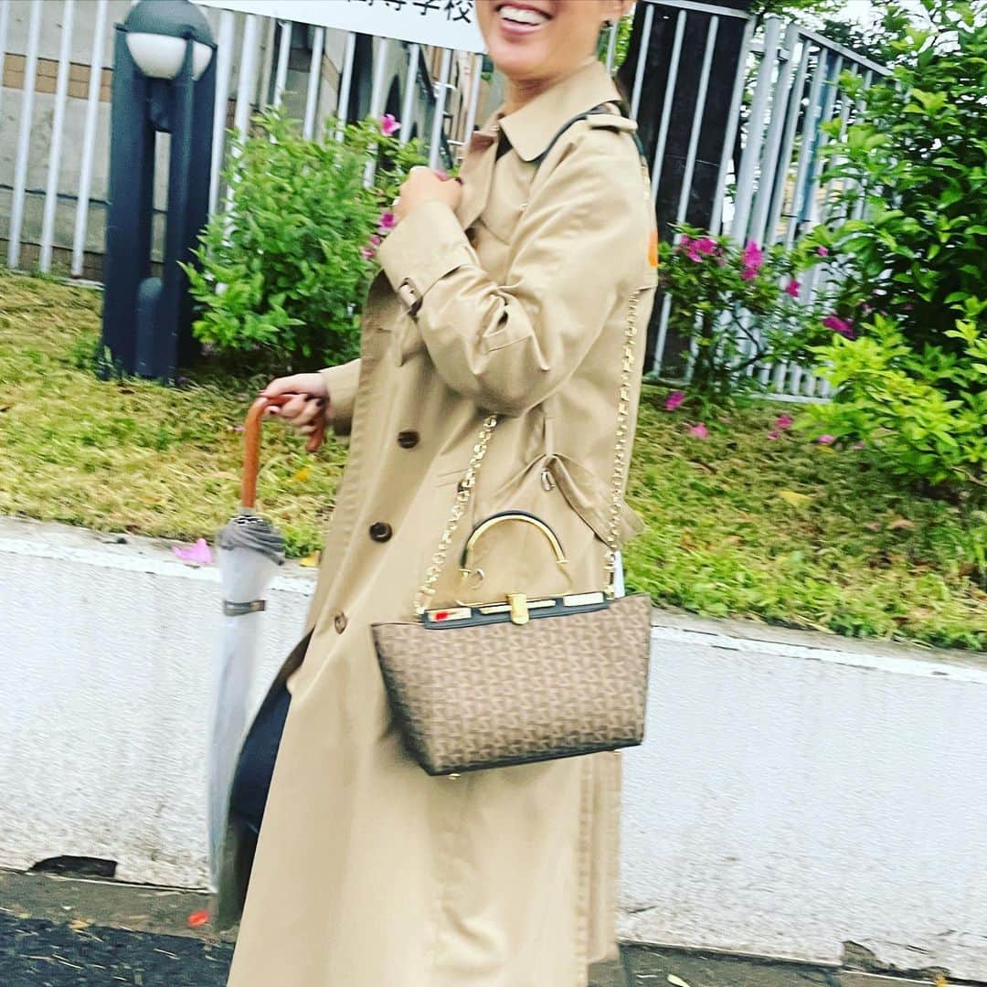 大草直子さんのインスタグラム写真 - (大草直子Instagram)「帰国翌日、朝から冷たい雨が☔️けれど、わたしはすこぶる元気。10時間寝まして😎いつもよりOyasumiオイル、Ohayoオイルで、丹念にデコルテまでマッサージ。さらに、NMNを三粒❤️今日は、会う人会う人に、肌がピカピカー✨すごい元気ですねー💪と言われました😎  50歳になると、元気、が美しさ、健やかさ、格好よさだ❗️食べるものだけ、ではなかなかクリアできないからこそ、サプリメントで。元気な未来の自分への投資だと思っています🤗  今日は雨だったので、10年選手の @aquascutum_japan のトレンチコートと、 @lesportsacjapan のコラボ傘、 @gallardagalante とのコラボ @zanchetti_japan のアムレットを👜。ジャガードなので、雨の日もあまり気になりません☔️ 傘が鈴木ちゃんとかぶりました😎  おしゃれだって、エッセンシャルな「生きる意欲」だ。サプリメントだな。  さ、明日も頑張ろう。 明日もよろしくお願いいたします。  #aquascutum  #theory #planc  #gianvittorossi  #gallardagalante #zanchetti  #lesportsac #明日は昼くらいから @seasonstylelab で #ゲリラライブを #告知していますが #ゲリラのため #何を話すかも #明確に何時かも #決まっていません😎 #金曜日は #20時半から @gallardagalante で #インスタライブを #GWは #また夜飲みライブを予定 #たくさん話そ笑笑」4月26日 21時47分 - naokookusa