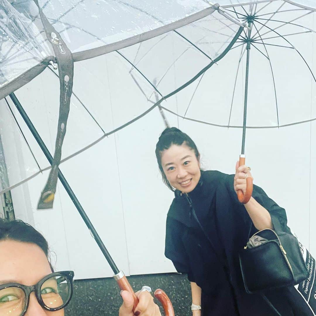 大草直子さんのインスタグラム写真 - (大草直子Instagram)「帰国翌日、朝から冷たい雨が☔️けれど、わたしはすこぶる元気。10時間寝まして😎いつもよりOyasumiオイル、Ohayoオイルで、丹念にデコルテまでマッサージ。さらに、NMNを三粒❤️今日は、会う人会う人に、肌がピカピカー✨すごい元気ですねー💪と言われました😎  50歳になると、元気、が美しさ、健やかさ、格好よさだ❗️食べるものだけ、ではなかなかクリアできないからこそ、サプリメントで。元気な未来の自分への投資だと思っています🤗  今日は雨だったので、10年選手の @aquascutum_japan のトレンチコートと、 @lesportsacjapan のコラボ傘、 @gallardagalante とのコラボ @zanchetti_japan のアムレットを👜。ジャガードなので、雨の日もあまり気になりません☔️ 傘が鈴木ちゃんとかぶりました😎  おしゃれだって、エッセンシャルな「生きる意欲」だ。サプリメントだな。  さ、明日も頑張ろう。 明日もよろしくお願いいたします。  #aquascutum  #theory #planc  #gianvittorossi  #gallardagalante #zanchetti  #lesportsac #明日は昼くらいから @seasonstylelab で #ゲリラライブを #告知していますが #ゲリラのため #何を話すかも #明確に何時かも #決まっていません😎 #金曜日は #20時半から @gallardagalante で #インスタライブを #GWは #また夜飲みライブを予定 #たくさん話そ笑笑」4月26日 21時47分 - naokookusa