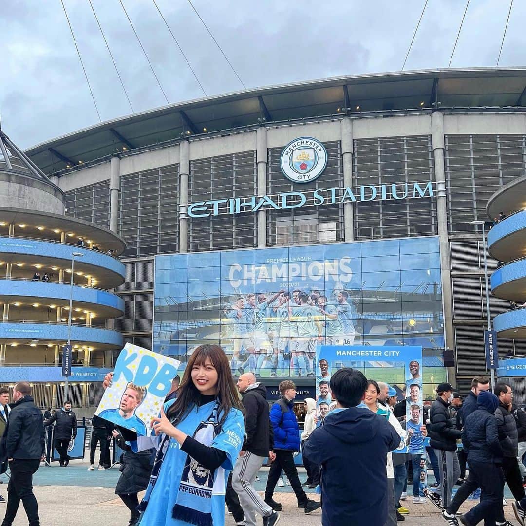 あやてん（島田彩加）さんのインスタグラム写真 - (あやてん（島田彩加）Instagram)「⚽️  Today is the day.  Man City vs Arsenal 👊🔵🔥  うわーーついに朝4時からアーセナル戦だあああああ  重要すぎる一戦、、いやあああああまじで緊張する  勝ってくれええええ頼む頼む頼む頼む頼む  去年の誕生日の翌日にエティハド行った時の写真載せときます デブライネが決めてくれてまじ誕生日プレゼントすぎた  とにかく勝て勝て勝て  C'mon CITY!!!!!  #mancity  #mcifanz  #mcfc  #manchestercityfc  #cityzens #マンチェスターシティ  #サッカー観戦  #サッカー女子」4月26日 16時20分 - ayatenchann