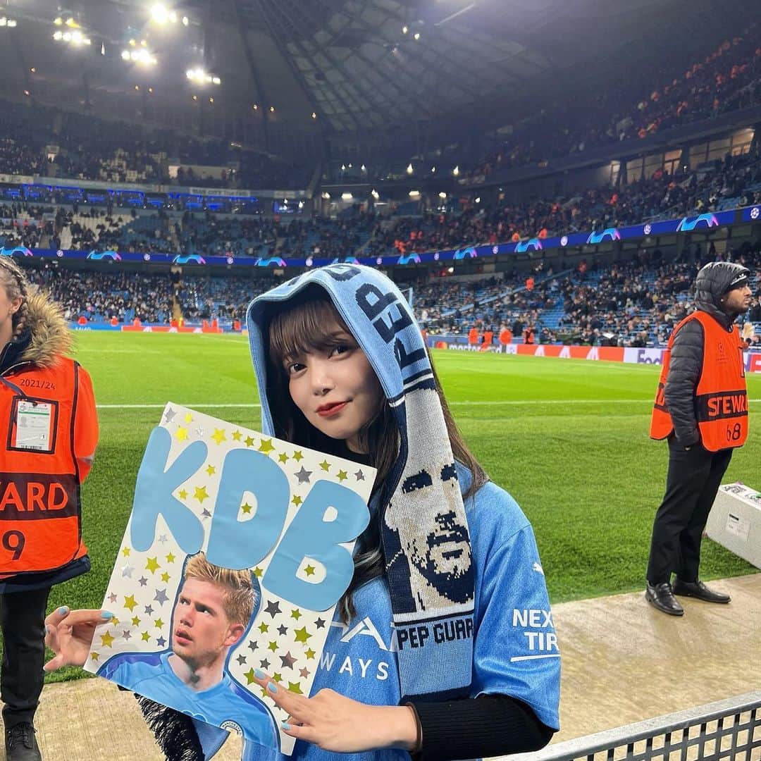 あやてん（島田彩加）さんのインスタグラム写真 - (あやてん（島田彩加）Instagram)「⚽️  Today is the day.  Man City vs Arsenal 👊🔵🔥  うわーーついに朝4時からアーセナル戦だあああああ  重要すぎる一戦、、いやあああああまじで緊張する  勝ってくれええええ頼む頼む頼む頼む頼む  去年の誕生日の翌日にエティハド行った時の写真載せときます デブライネが決めてくれてまじ誕生日プレゼントすぎた  とにかく勝て勝て勝て  C'mon CITY!!!!!  #mancity  #mcifanz  #mcfc  #manchestercityfc  #cityzens #マンチェスターシティ  #サッカー観戦  #サッカー女子」4月26日 16時20分 - ayatenchann
