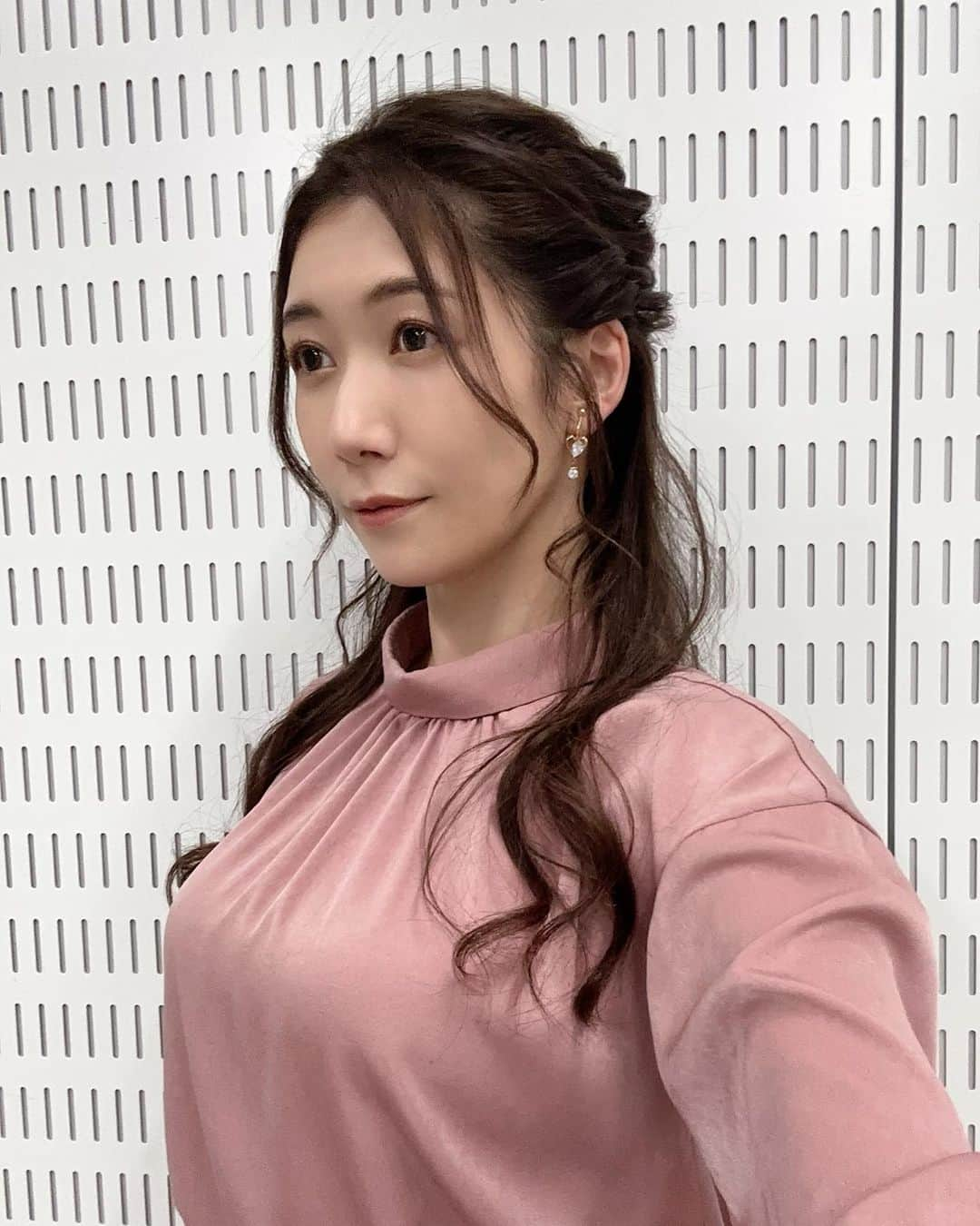 穂川果音さんのインスタグラム写真 - (穂川果音Instagram)「hair style  ハーフアップです😊  #ナチュラルヘア #大人めコーデ #ダウンスタイル　#イヤリング　#ゆる巻きヘア　#アベプラ　#お天気お姉さんコーデ　#大人めヘアアレンジ #ゆる巻き　#ゆる巻きアレンジ #お天気キャスター　#hairstyle #hairarrange #4月コーデ #ハーフアップアレンジ　#ハーフアップ」4月26日 16時20分 - hokawakanonn