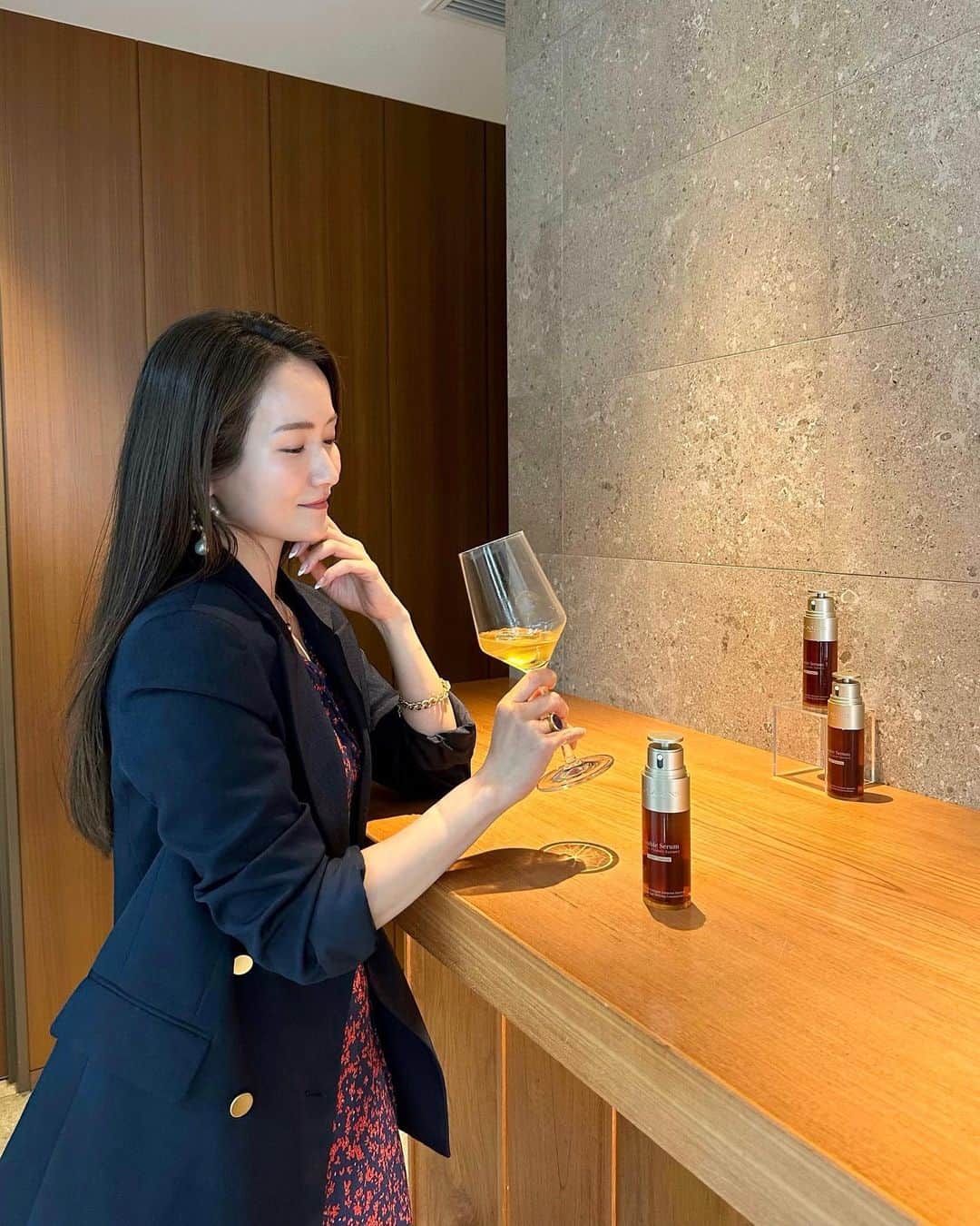 リナさんのインスタグラム写真 - (リナInstagram)「＼New! CLARINS Double Serum Light 🌱／ @clarinsjp   大人気美容液 クラランス ダブルセーラムから 男女問わず使いやすい ライトなテクスチャーの美容液が発売❣️  肌の声を聞き、 今必要な成分をダイレクトに届ける 21種の植物由来成分を配合！  肌の保護膜に限りなく近い "水分7:油分3"の黄金バランスで 春夏の肌にも心地よい軽めのテクスチャー⭐︎  つけた直後は もっちりしっとりなのに、 少し経つとするんと馴染んで心地いい♪  ベタつきが気になる方や 男性へのプレゼントとしても喜ばれそう🤵‍♂️  発表会では、 この日だけのオリジナルカクテルまでいただいちゃいました♪  ローズの香りがふわっと香る 大人なカクテル🍸  ライトテクスチャーの ダブルセーラム ライト 是非チェックしてみてね♪  ▶︎ダブル セーラム ライト 50mL 16,500円 2023/04/27 発売  贅沢な時間をありがとうございました💗 ...................................................... #クラランス #CLARINS #ダブルセーラムライト #コミュニケーション美容液 #新作コスメ #デパコス #新商品発表会」4月26日 16時21分 - 1010koki0218