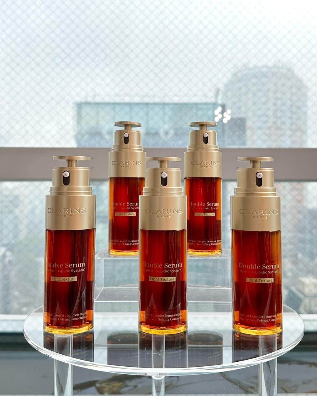 リナさんのインスタグラム写真 - (リナInstagram)「＼New! CLARINS Double Serum Light 🌱／ @clarinsjp   大人気美容液 クラランス ダブルセーラムから 男女問わず使いやすい ライトなテクスチャーの美容液が発売❣️  肌の声を聞き、 今必要な成分をダイレクトに届ける 21種の植物由来成分を配合！  肌の保護膜に限りなく近い "水分7:油分3"の黄金バランスで 春夏の肌にも心地よい軽めのテクスチャー⭐︎  つけた直後は もっちりしっとりなのに、 少し経つとするんと馴染んで心地いい♪  ベタつきが気になる方や 男性へのプレゼントとしても喜ばれそう🤵‍♂️  発表会では、 この日だけのオリジナルカクテルまでいただいちゃいました♪  ローズの香りがふわっと香る 大人なカクテル🍸  ライトテクスチャーの ダブルセーラム ライト 是非チェックしてみてね♪  ▶︎ダブル セーラム ライト 50mL 16,500円 2023/04/27 発売  贅沢な時間をありがとうございました💗 ...................................................... #クラランス #CLARINS #ダブルセーラムライト #コミュニケーション美容液 #新作コスメ #デパコス #新商品発表会」4月26日 16時21分 - 1010koki0218