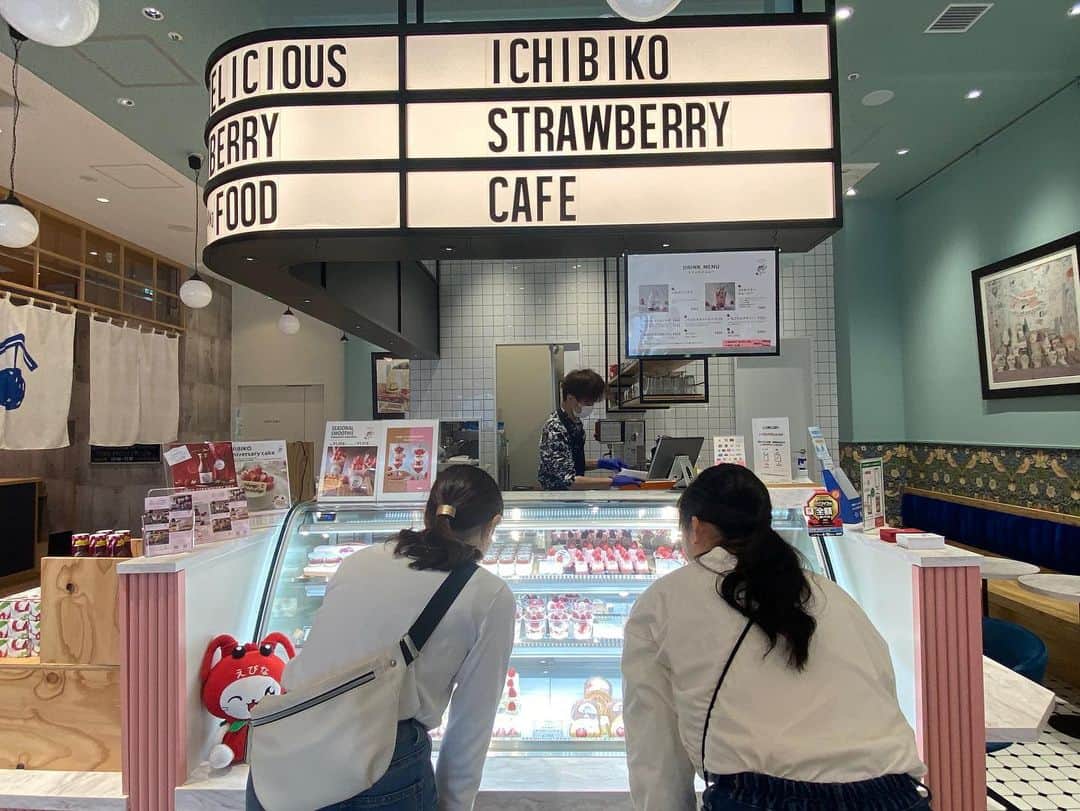 海老名市さんのインスタグラム写真 - (海老名市Instagram)「いちごとお花のカラフル＆ポップな海老名を満喫！ 「ビナガーデンズパーチ（ICHIBIKO）」  令和４年10月末にグランドオープンした、ViNA GARDENS PERCHの３階にある、いちごスイーツ専門店「ICHIBIKO」。今回のいちごのテーマにぴったりのお店です。ショーケースに並ぶスイーツは、かわいらしい店内で食べることができます。  #好きです海老名 #えびぽた #住みたい住み続けたいまち海老名 #海老名市 #海老名 #ebina #シェアサイクル #ビナガーデンズパーチ #ICHIBIKO #スイーツ #いちご #海老名のおすすめスポット #のんびり海老名」4月26日 16時25分 - ebina_official