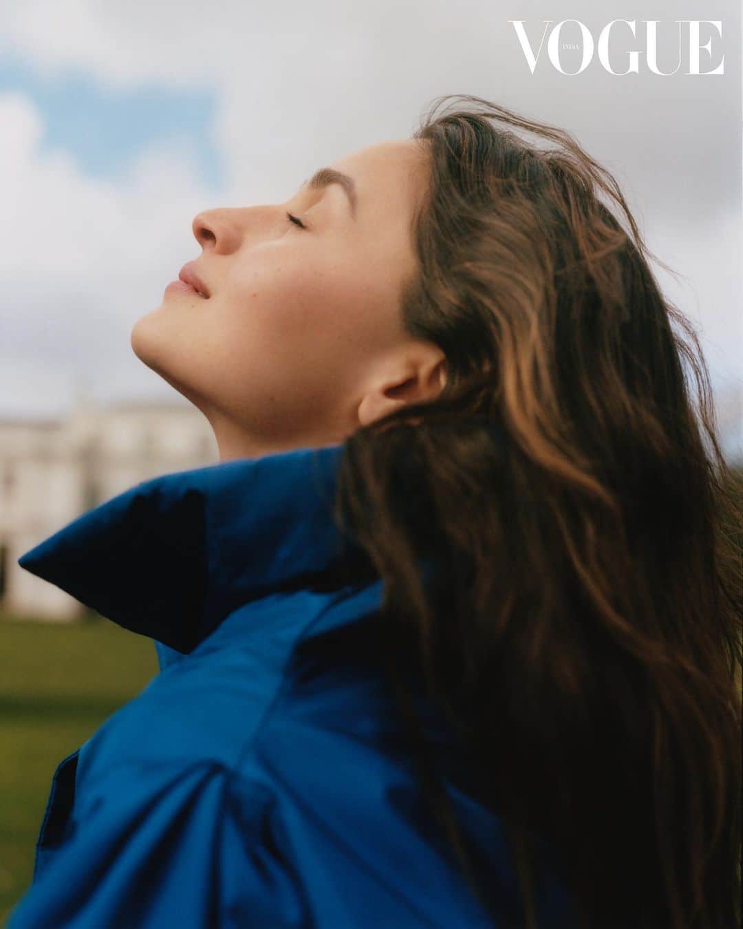 アリア・バットのインスタグラム：「“I’m always wondering what people are thinking. Do they actually think I’m managing well or are they only saying it to placate me? Even if there isn’t judgement, you feel very critical of yourself,” says Alia Bhatt (@aliaabhatt). At the link in bio, #VogueIndia’s cover star talks about juggling work and motherhood, and how she deals with being pulled in all directions.   Photographer: Vivek Vadoliya (@vivekvad) Styled by Head of Editorial Content: Megha Kapoor (@meghakapoor) Words by: Sadaf Shaikh (@sadaf_shaikh) Global Design Director for Vogue: Aurelie Pellissier Roman (@orelnyc) Art Director: Aishwaryashree (@aishwaryashree) Designer: Shagun Jangid (@shagun_jangid) Bookings Editor: Savio Gerhart (@gerhartsavio) Hair Stylist: Neil Moodie (@neilmoodie) Makeup Artist: Lauren Reynolds (@laurenfreynolds) Manicurist: Edyta Betka (@edytabetka_nailpro) Set Designer: Amy Friend (@amy_friend) Styling Assistant: Rupangi Grover (@rupangigrover), Jack O’Neill (@jxneill) and Darya Tretyakova Hair Stylist’s Assistant: Daniel Moura (@danmoura_hair) Makeup Artist’s Assistant: Hanna Friedrich (@hannaffriedrich) Set Designer’s Assistant: Alice Medlock (@alicemedl0ck) Production: Art Production (@artproduction__) Entertainment Director: Megha Mehta (@magzmehta) Hospitality Partner: 11 Cadogan Gardens (@11cadogangardens) Artist’s PR Agency: Hype PR (@hypenq_pr) PR Coordinator in London: Media House (@mediahouseldn)  Wardrobe: Jacket, @richardquinn. Trousers, @karuresearch. Shoes, @ugg.」