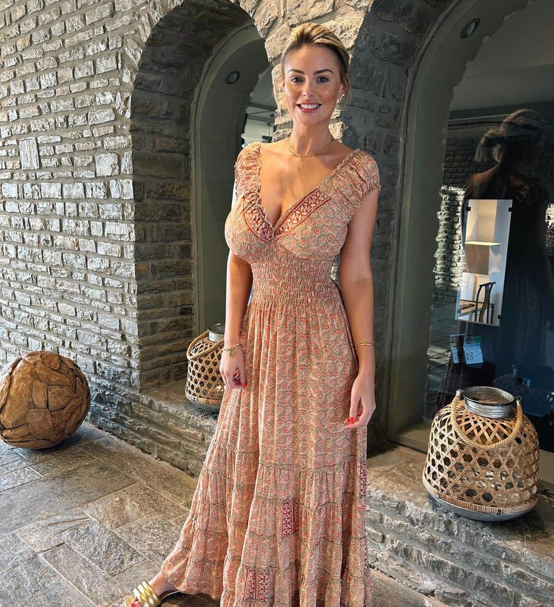 リアン・スグデンのインスタグラム：「Obligatory “stand in hotel reception and get some pics whilst waiting for a taxi” photo 💕  I LOVE this dress, it was £20 from a garden centre. So random 😂   #greece #holiday #minospalace #💙 #🇬🇷」