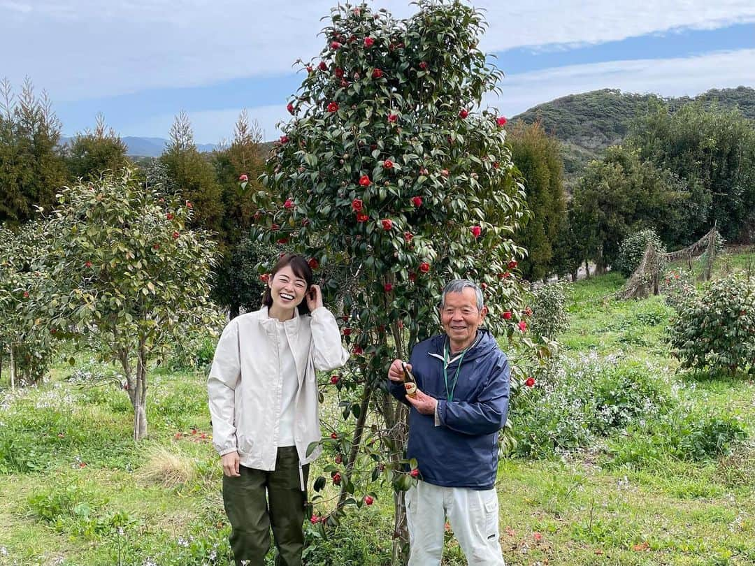 川瀬良子さんのインスタグラム写真 - (川瀬良子Instagram)「【旅色LIKES】  こんにちは！  農業旅アンバサダーの川瀬良子です😊  連載を担当させて頂いている #川瀬良子の農業旅 4月24日に「鹿児島農業旅」が公開されました〜😆  前回に引き続き鹿児島での旅、なんですが 今回は、いちき串木野市“唯一”のいちご農園や、 畑を移しながらつくるレタス農家さん、 さらに近隣の垂水市（たるみずし）の カンパチ漁協の方たちにお話を伺いました！  取材・インタビュー・そして毎回一生懸命文章を書いております🤣✏️  ［旅色LIKES 川瀬良子］と検索してみて下さいね！  https://tabiiro.jp/likes/authors/m014/  ぜひぜひ！読んでいただけると嬉しいです！ 感想も😊お待ちしていますっ👏🏻  🍊🍊🍊  今回の鹿児島の農業旅は、 記事に載せられなかったたくさんの出会いや、 鹿児島ならではの体験があり、 本当に濃く、これからも繋がっていけると嬉しいな〜！と思える事が、いろ〜いろありました😆  記事の最後にも書かせていただいたのですが、 みなさん地元愛がとても深くて、 そしてユーモアたっぷり！ 終始、笑いっぱなしでした🤣  出会えたみなさんこそが魅力の鹿児島🌈  お世話になったみなさま！ 本当に本当に😆 ありがとうございました👏🏻👏🏻👏🏻  ✈️✈️✈️  #旅色 #旅色LIKES #鹿児島 #いちき串木野市 #垂水市 #農業 #農業旅 #いちご #レタス #カンパチ」4月26日 16時32分 - kawase_ryoko