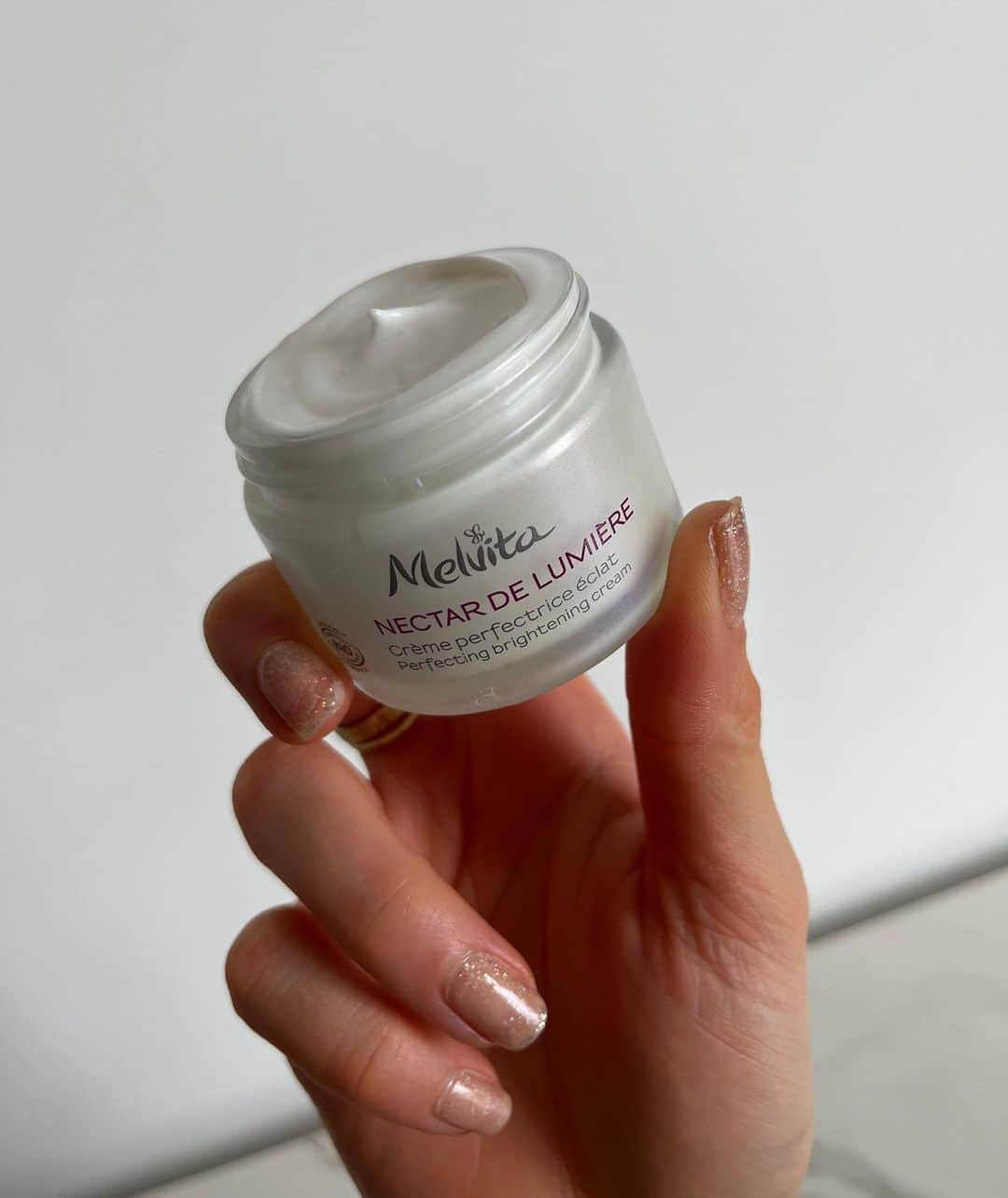 Melvita Officialのインスタグラム：「Vous l'avez approuvée 🤍  "Crème très efficace. J'utilise cette crème matin et soir, elle m’apporte un teint éclatant et hydraté. Elle est super efficace contre les tâches. Je trouve que sa texture est agréable, elle n’est pas collante et pénètre rapidement. J’apprécie l'odeur de cette crème et sa composition est excellente." Linda  #Melvita #Nectardelumiere #brighteningskincare #glow #review」