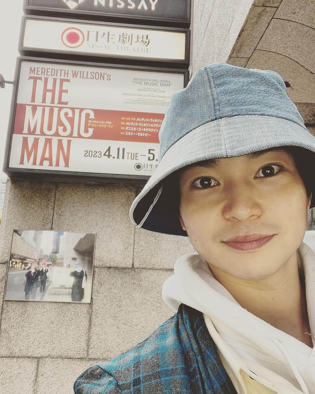 広瀬斗史輝のインスタグラム：「Musical THE MUSIC MAN 観劇  1曲目から衝撃のスタート 前のめりになりそうな所をぐっと堪え 背もたれにもたれる テンポ良く説明され登場する主人公 見易く見せ方も好き  歌とダンスも素晴らしく さらに 要所要所で登場するカルテットが歌い出すと 客席がカルテットに吸い込まれる 可愛くて楽しくてこの4人に目がいってしまう  ラストは みなさんのエネルギーと音に心がウルっとして 気持ちよく拍手  子役の男の子が カエルだー！とかかな？ 言った後に 台詞を笑いながら下手に走ってハケて行った時 あまりの可愛さに微笑んでしまった  ナイツテイルメンバー ザビューティフルゲームメンバー の活躍っぷりも👏  久しぶりの観劇でした☺️」