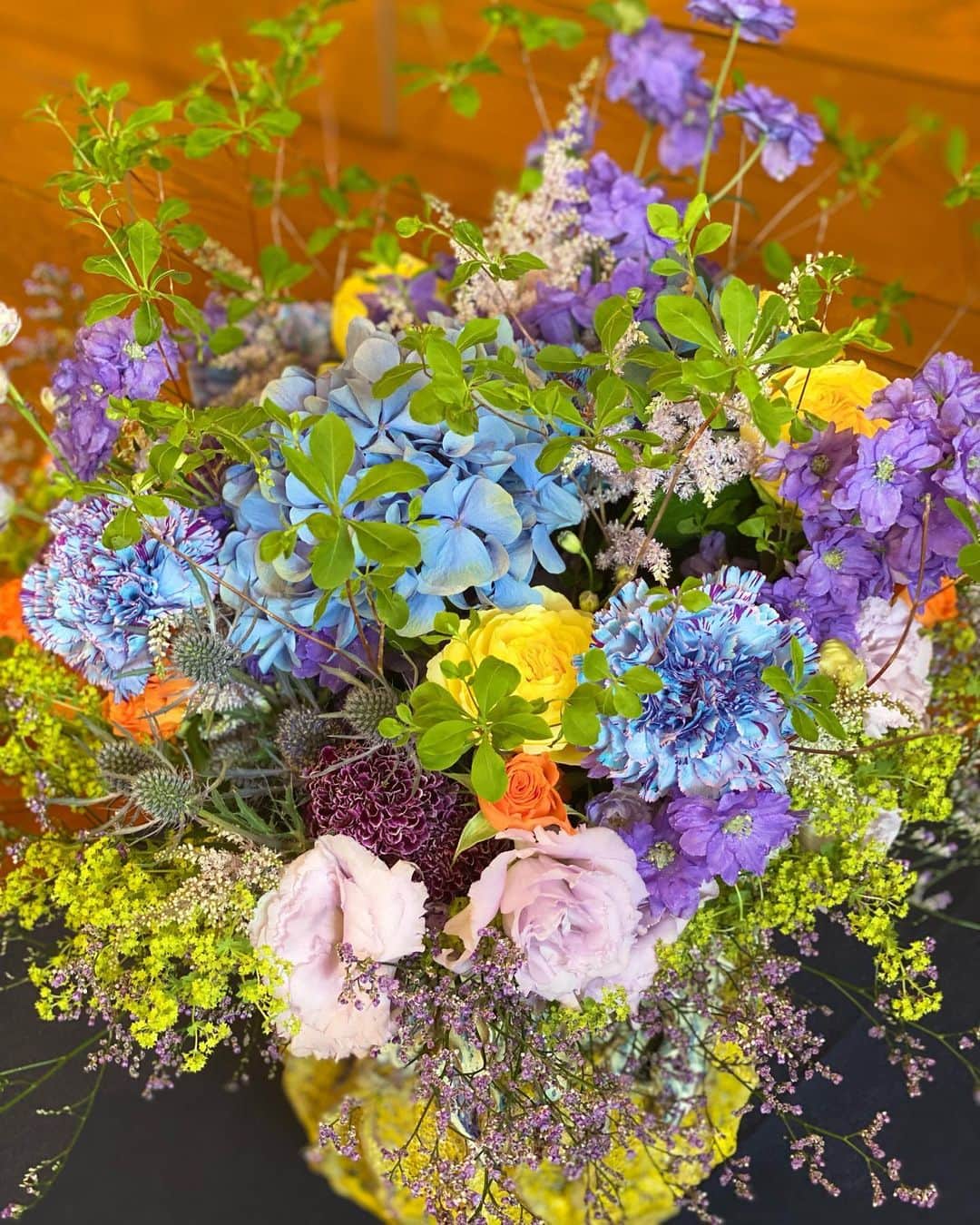 order dress カルリエ クチュールさんのインスタグラム写真 - (order dress カルリエ クチュールInstagram)「. 【private diary】 Georges Francois Japan Tour 2023 【続き】  先日したdiaryの続きで 肝心のお花をアップさせて頂きます！  🇫🇷french below ↓  4種類のアレンジメントを 沢山の花材から作られていました🌹  写真の通り、 自由でchampêtre （田舎風？）なものから、 チャーミングなものまで、 ムッシュの幅広さをギュッと 濃縮された1.5時間で拝見させて 頂くことができました。  個人的に特に興味深かったのが その色使い。  素人のわたしから見たら、 もう完成かな⁈と思うほど素敵でも さらにさらに色が足されて、 最後には賑やかだけど調和の取れた美しさに。 （語彙力欲しい）  そして驚きを隠せなかったのが 花材だけでなく、野菜をも材料にするところ。 写真にもあるように、 人参🥕の器から作ったり、 パセリが混ざっていたり。  テーブルにはレタス、トマトや さやえんどう、芽キャベツも スタンバイしておりました🥬  ケーキ風のアレンジメントを拵えながら ぶどう🍇をこっそり食べるムッシュ自身も チャーミングでした♪  それから、アシスタントを務める 周りの方々との息の合った連携 とくにtomokoさんとのやりとりには ついつい見ている方の顔が綻ぶような 暖かく素敵なものでとても印象的でした。 ヘアスタイルやファッションも まさにパリっぽくて♥️素敵な方でした✨✨  形式にとらわれない 自由に自然からの贈り物を活かす アレンジメント。 いつかまたフランスを訪れる際には ぜひお店に伺いたい✨✨  最後の一枚は @tsuki_plus さん💕 merci beaucoup !!  ---  Voici la suite du journal que j'ai écrit l'autre jour.  Je n’allais tout de même pas oublier de poster les fameux arrangements de fleurs !!  Quatre arrangements différents ont été faits avec une grande variété de fleurs🌹  Comme vous pouvez voir dans les photos, les bouquets vont du libre et champêtre, à charmant. Nous avons pu voir le large éventail du travail de Monsieur, en ne serait-ce qu’une heure et demie de travail concentré.  Personnellement, j'ai été particulièrement impressionnée par les associations inattendues de couleurs.  Et ce qui m'a autant étonner,  c'est l'utilisation de légumes ! Comme vous pouvez le voir sur la photo, il y a eu un arrangement de carottes, en guise de bol ! Sur la table, on peut également constater de la laitue, des tomates, des petits pois et des choux de Bruxelles en attente🥬  Les arrangements floraux de Monsieur Georges François tirent les meilleures parti des dons de la nature, et sans contrainte de formalité.  En espérant pouvoir visiter la boutique parisienne, Si un jour j’ai l’occasion de revenir en France ✈️  La dernière photo c’est  @tsuki_plus 💕 merci beaucoup !!   -----  Merci beaucoup Monsieur @georgesfrancoisfleurs  @reflechir.kyoko_fujita   Tsuki @dodo_tokyo  avec @nathaliesbeautybook  . . . #ジョルジュフランソワ  #georgesfrançois  #国際文化会館 #フラワーデモンストレーション #フラワーアーティスト #花のある暮らしに憧れる  #ブーケ作り #オートクチュール  #flowerstagram」4月26日 16時41分 - carlier_couture