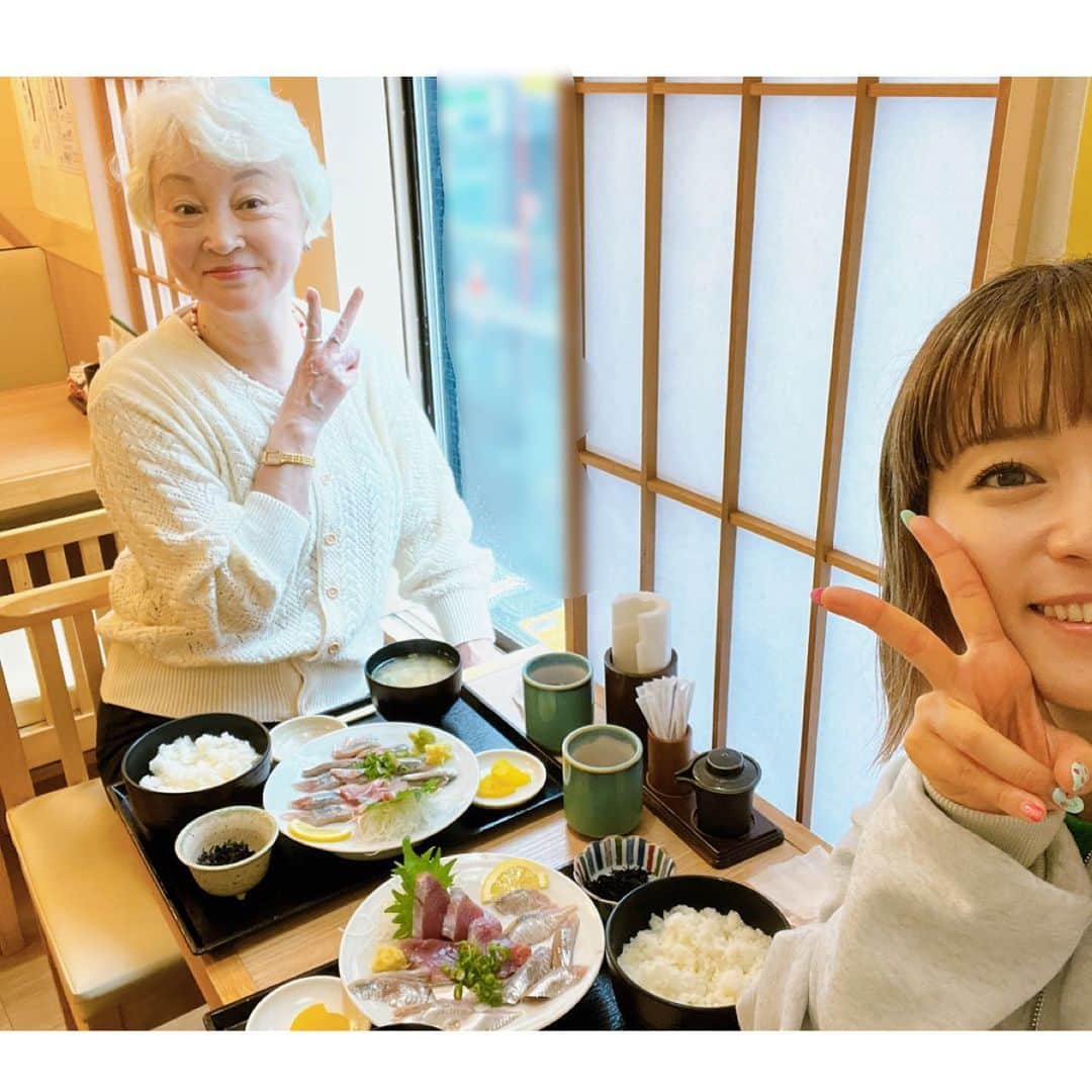 のインスタグラム：「ママとデート❤️ ・ ずっと行ってみたかった鰯屋さん♪ カツオもついたランチは絶品でした😍 ・ #ランチ #🍚 #デート #親孝行  #お刺身ランチ #たかはしゆい」