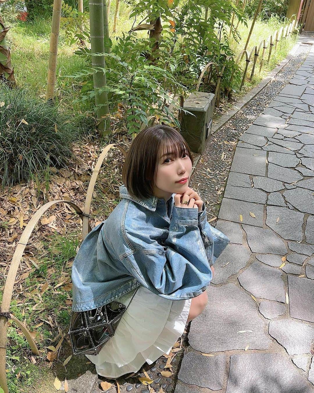 相坂優歌さんのインスタグラム写真 - (相坂優歌Instagram)「. トガラジバスツアー 「気分浄々修学旅行ー伊豆のトガリ子ー」  2日目の写真〜〜〜  浄蓮の滝でパワーいただいたあと、急な階段でみんなに疲労をもたらしたり 修善寺をぐーるぐると巡ったり いちご狩りをしたりして とてもとても楽しかったから、お別れがめちゃくちゃ寂しかったです。  みんなのバスを見送るとき、時間が巻き戻らないかなーとぼんやり考えてて そんなふうに思わせてくれてほんとにありがとねって感謝が ブワーーと溢れました、  またやりましょう、バスツアーでもイベントでもなんでもいいので みなさんに会える機会がほしいです。！ そしてそのときは是非、今回来られなかった方もいらしてください！  そしてそれまでの間 トガラジ復活がいつになるのかはまだちょっとわからないんですけど 時が来たら、またメールでうちらに絡みにきてください❤️‍🔥  #トガリズム #トガラジ #バスツアー #浄蓮の滝 #わさびアイス #修善寺 #伊豆フルーツパーク #いちご狩り #海老名SA #くくる」4月26日 16時43分 - yuuka_aisaka