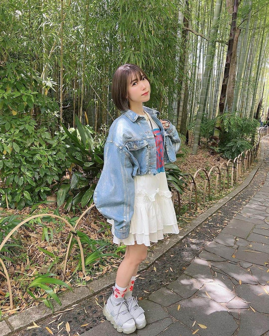 相坂優歌さんのインスタグラム写真 - (相坂優歌Instagram)「. トガラジバスツアー 「気分浄々修学旅行ー伊豆のトガリ子ー」  2日目の写真〜〜〜  浄蓮の滝でパワーいただいたあと、急な階段でみんなに疲労をもたらしたり 修善寺をぐーるぐると巡ったり いちご狩りをしたりして とてもとても楽しかったから、お別れがめちゃくちゃ寂しかったです。  みんなのバスを見送るとき、時間が巻き戻らないかなーとぼんやり考えてて そんなふうに思わせてくれてほんとにありがとねって感謝が ブワーーと溢れました、  またやりましょう、バスツアーでもイベントでもなんでもいいので みなさんに会える機会がほしいです。！ そしてそのときは是非、今回来られなかった方もいらしてください！  そしてそれまでの間 トガラジ復活がいつになるのかはまだちょっとわからないんですけど 時が来たら、またメールでうちらに絡みにきてください❤️‍🔥  #トガリズム #トガラジ #バスツアー #浄蓮の滝 #わさびアイス #修善寺 #伊豆フルーツパーク #いちご狩り #海老名SA #くくる」4月26日 16時43分 - yuuka_aisaka