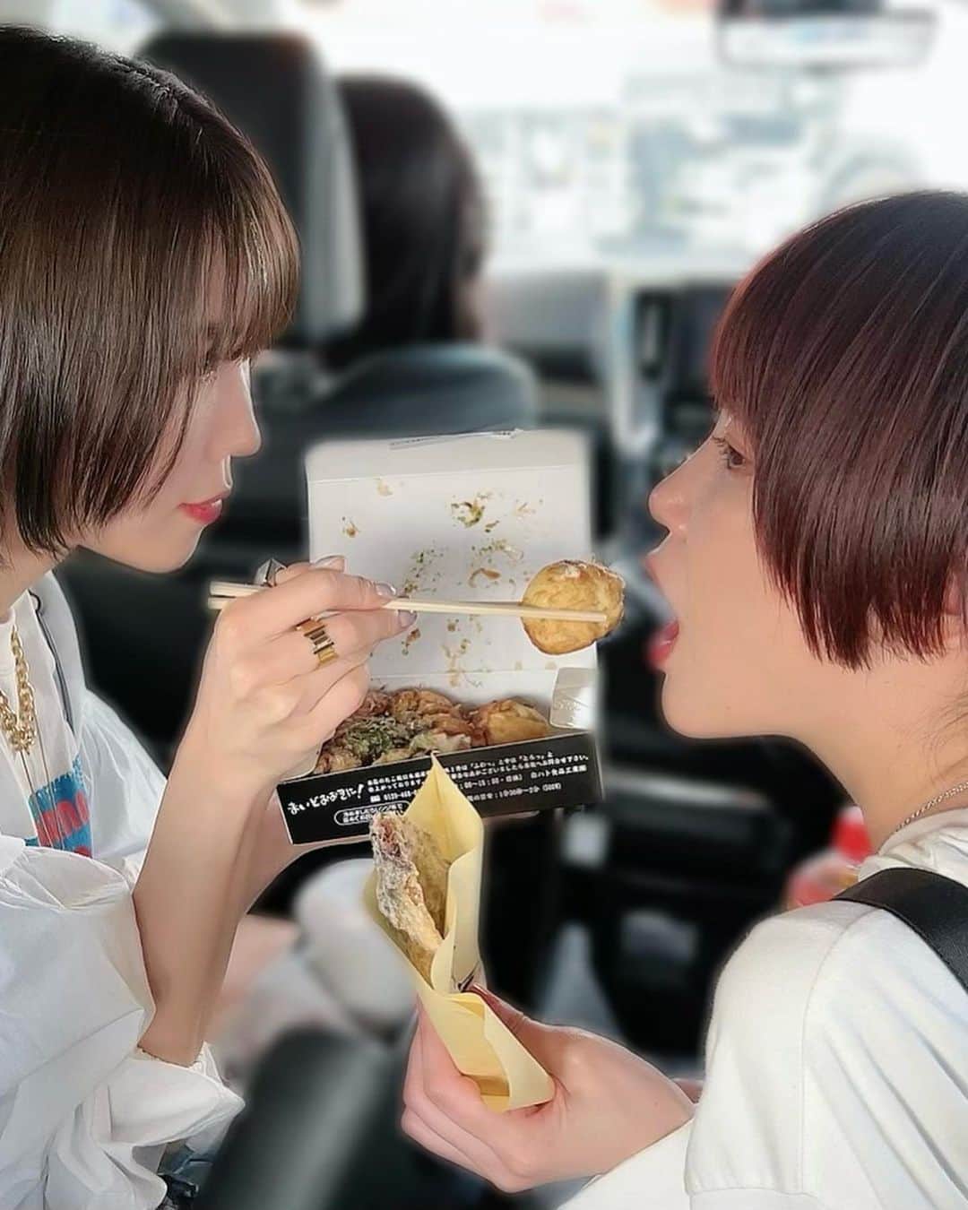 相坂優歌さんのインスタグラム写真 - (相坂優歌Instagram)「. トガラジバスツアー 「気分浄々修学旅行ー伊豆のトガリ子ー」  2日目の写真〜〜〜  浄蓮の滝でパワーいただいたあと、急な階段でみんなに疲労をもたらしたり 修善寺をぐーるぐると巡ったり いちご狩りをしたりして とてもとても楽しかったから、お別れがめちゃくちゃ寂しかったです。  みんなのバスを見送るとき、時間が巻き戻らないかなーとぼんやり考えてて そんなふうに思わせてくれてほんとにありがとねって感謝が ブワーーと溢れました、  またやりましょう、バスツアーでもイベントでもなんでもいいので みなさんに会える機会がほしいです。！ そしてそのときは是非、今回来られなかった方もいらしてください！  そしてそれまでの間 トガラジ復活がいつになるのかはまだちょっとわからないんですけど 時が来たら、またメールでうちらに絡みにきてください❤️‍🔥  #トガリズム #トガラジ #バスツアー #浄蓮の滝 #わさびアイス #修善寺 #伊豆フルーツパーク #いちご狩り #海老名SA #くくる」4月26日 16時43分 - yuuka_aisaka