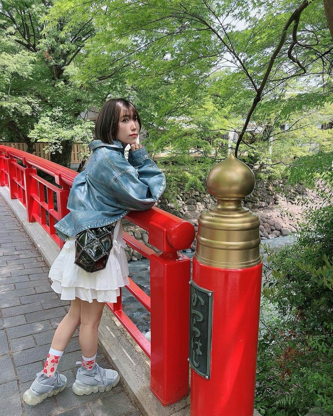 相坂優歌さんのインスタグラム写真 - (相坂優歌Instagram)「. トガラジバスツアー 「気分浄々修学旅行ー伊豆のトガリ子ー」  2日目の写真〜〜〜  浄蓮の滝でパワーいただいたあと、急な階段でみんなに疲労をもたらしたり 修善寺をぐーるぐると巡ったり いちご狩りをしたりして とてもとても楽しかったから、お別れがめちゃくちゃ寂しかったです。  みんなのバスを見送るとき、時間が巻き戻らないかなーとぼんやり考えてて そんなふうに思わせてくれてほんとにありがとねって感謝が ブワーーと溢れました、  またやりましょう、バスツアーでもイベントでもなんでもいいので みなさんに会える機会がほしいです。！ そしてそのときは是非、今回来られなかった方もいらしてください！  そしてそれまでの間 トガラジ復活がいつになるのかはまだちょっとわからないんですけど 時が来たら、またメールでうちらに絡みにきてください❤️‍🔥  #トガリズム #トガラジ #バスツアー #浄蓮の滝 #わさびアイス #修善寺 #伊豆フルーツパーク #いちご狩り #海老名SA #くくる」4月26日 16時43分 - yuuka_aisaka