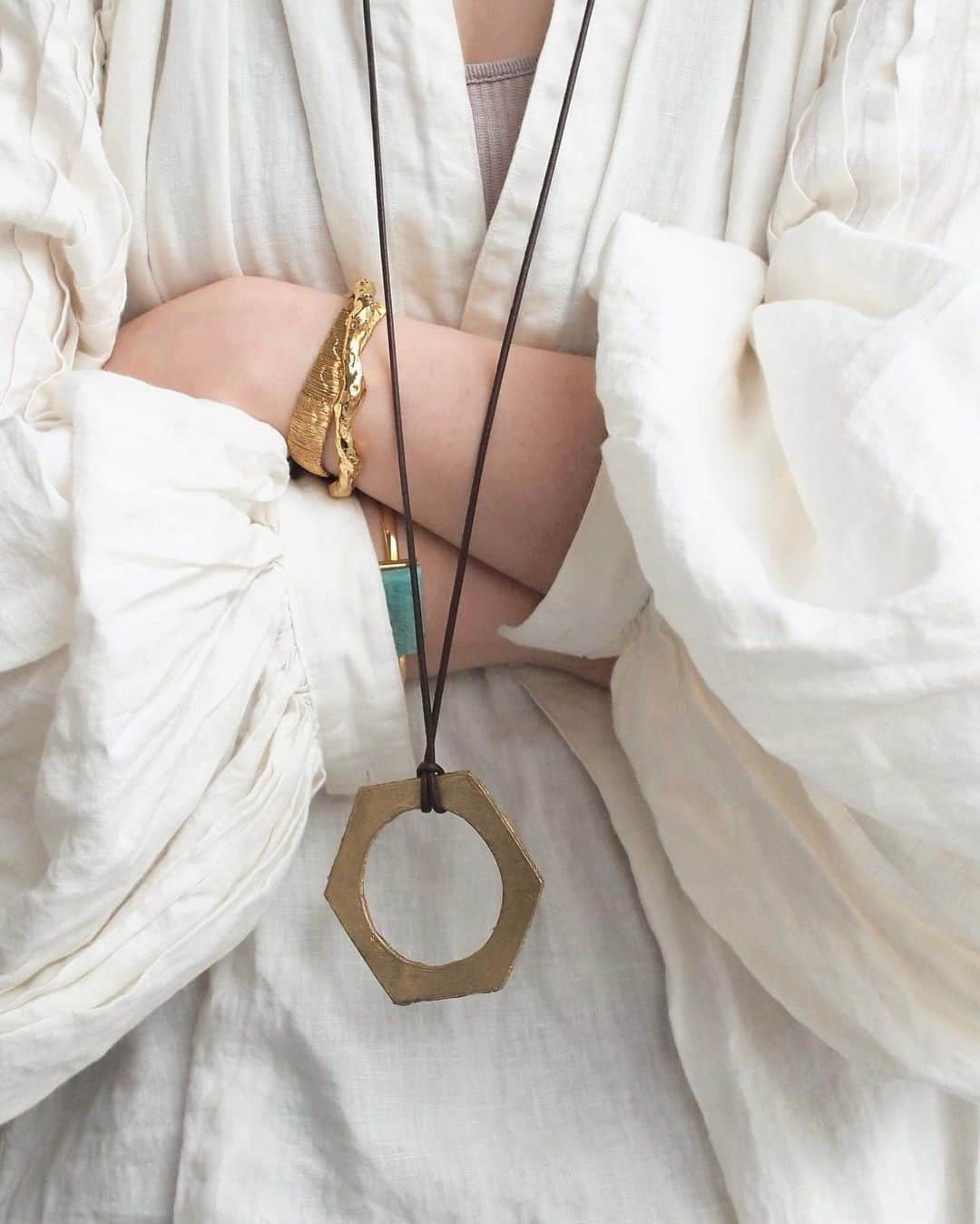 アデルのインスタグラム：「@elleshop_jp  PRESSおすすめアイテム公開中！職人技が光るジュエリーで楽しむレイヤードスタイリング  https://elleshop.jp  EDITOR’S CLOSETをチェック🔗  #aderbijoux #ADER #jewelry #accessory #23ss #elleshop #ellejapon」