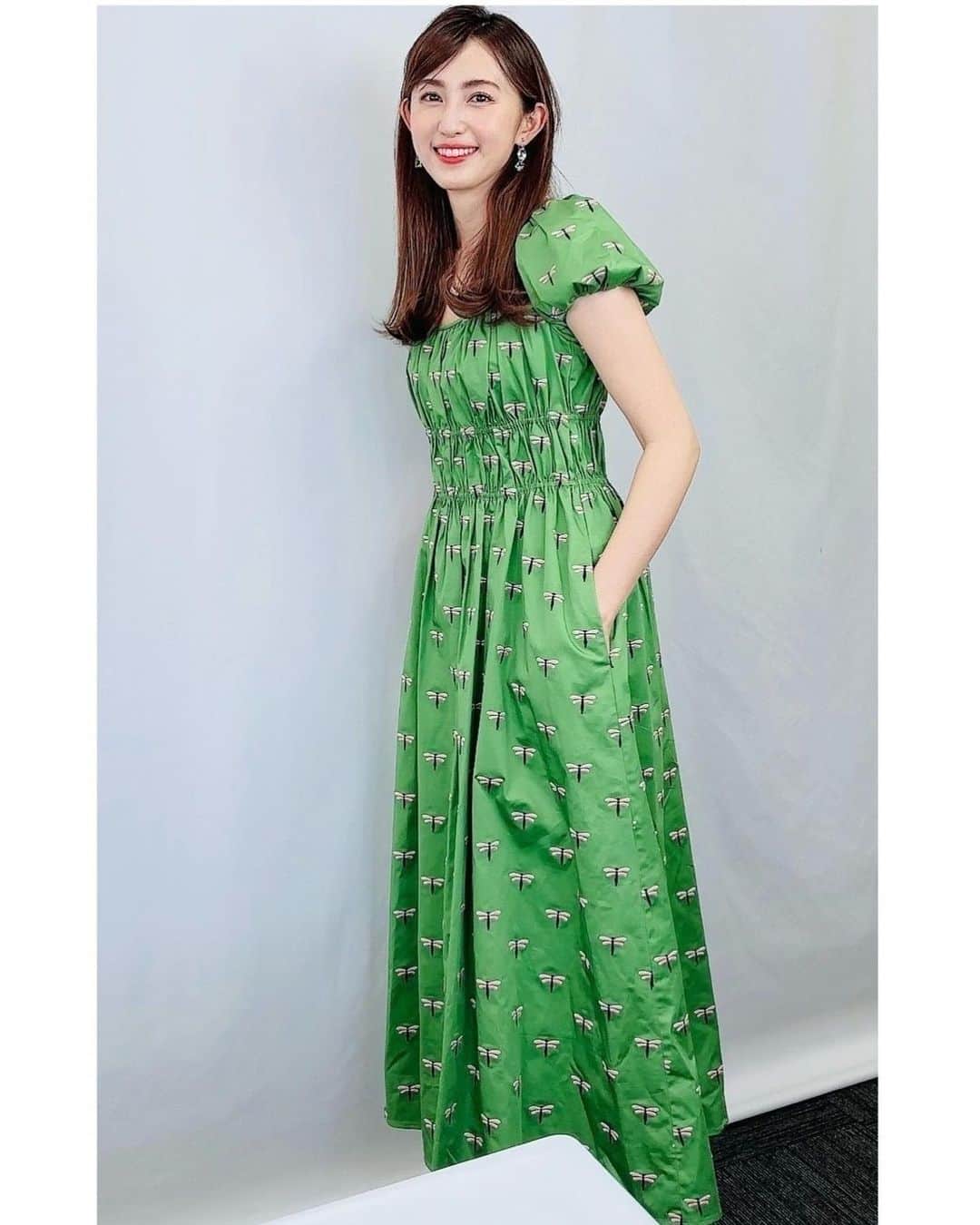 有村実樹のインスタグラム：「👗 昨夜のインスタライブ時の衣装です。 ⁡ トンボ柄が可愛い！！ ⁡ 形も綺麗なのに全然苦しくなくて、大人でも可愛くポップに着られました。 ⁡ ⁡ #ワンピース @katespadejapan  ⁡ #イヤリング @luna_folium  ⁡ ⁡ ⁡ ⁡ ⁡ #美容 #美容好きな人と繋がりたい #メイク #コスメ #コスメ好きさんと繋がりたい #美容研究家 #植物療法士 #有村実樹 #インスタライブ #美的 #衣装」