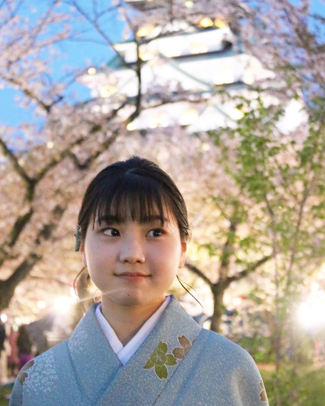 毎田暖乃さんのインスタグラム写真 - (毎田暖乃Instagram)「🏯 もうすぐゴールデンウィークですね☺︎ 暑かったり寒かったりの毎日ですが、皆さまお元気でお過ごしでしょうか？  少し前になりますが、素敵なお着物を着せていただき#大阪城 へ行ってきました👘  まだ少し桜が残る時期で、夜桜を見に来ている方もたくさんいて賑わっていました🌸  #西の丸庭園 ではお猿さん🐒の可愛い芸を見たり、屋台でたこ焼きを食べたりしました🐙  6年生では修学旅行と最後の運動会がとても楽しみです✨  勉強とお稽古を頑張って、楽しんで学ぶことで、この先に活かせたら嬉しいです。 また新たなご報告も出来るように頑張ります😊  #毎田暖乃  #ルート」4月26日 16時52分 - maida_nono_official
