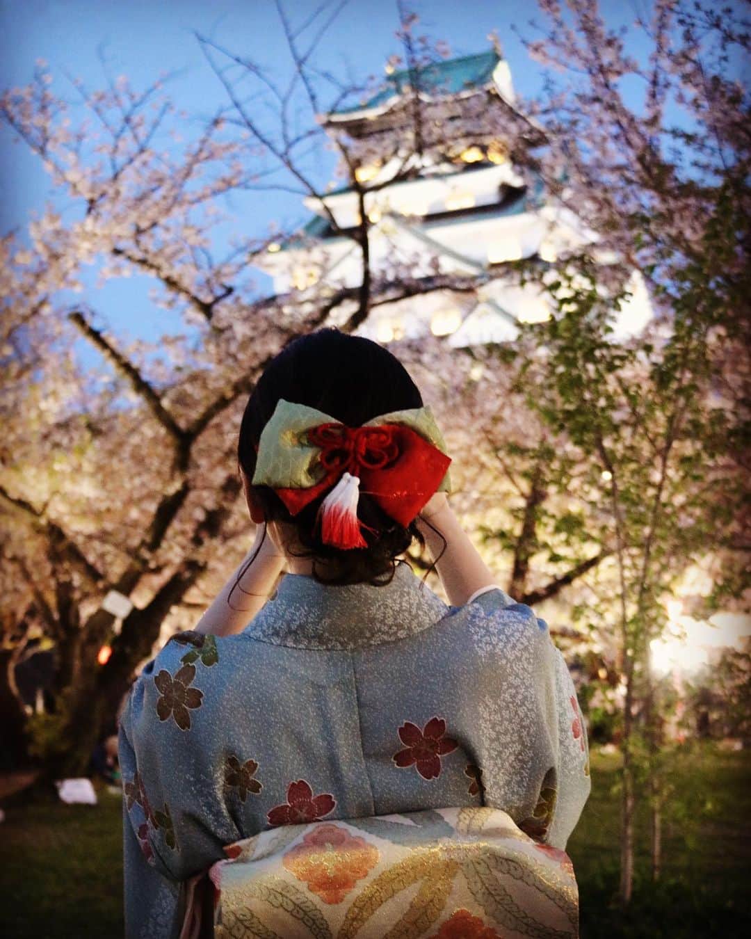 毎田暖乃さんのインスタグラム写真 - (毎田暖乃Instagram)「🏯 もうすぐゴールデンウィークですね☺︎ 暑かったり寒かったりの毎日ですが、皆さまお元気でお過ごしでしょうか？  少し前になりますが、素敵なお着物を着せていただき#大阪城 へ行ってきました👘  まだ少し桜が残る時期で、夜桜を見に来ている方もたくさんいて賑わっていました🌸  #西の丸庭園 ではお猿さん🐒の可愛い芸を見たり、屋台でたこ焼きを食べたりしました🐙  6年生では修学旅行と最後の運動会がとても楽しみです✨  勉強とお稽古を頑張って、楽しんで学ぶことで、この先に活かせたら嬉しいです。 また新たなご報告も出来るように頑張ります😊  #毎田暖乃  #ルート」4月26日 16時52分 - maida_nono_official