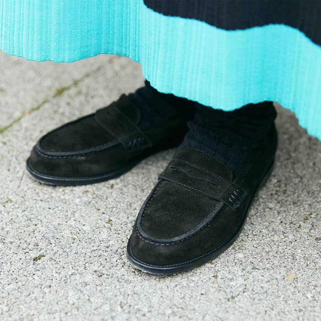 ハグマグ編集部さんのインスタグラム写真 - (ハグマグ編集部Instagram)「安武恵理子さん＆俊宏さん、しゅか ちゃん・ 4歳  爽やかなブルーを家族でシェアして🤍  ［mama］ Tops：Atelier SOVEN Bottoms：WALES BONNER Glasses：Lesca Bag：THE ROW Shoes：Manolo Blahnik  ［papa］ Tops：:colon Inner：JOHN SMEDLEY Bottoms：HUM VENT Glasses：YUICHI TOYAMA. Shoes：Paraboot  ［kids］ Cardigan：BONTON All-in-one：Soor Ploom Tops：CARAMEL Shoes：LA CADENA ___________________________________  詳しくはウェブサイトの記事で紹介中。プロフィールのリンクからチェックしてね🌼 @hugmug_insta ___________________________________ #hugmug#ハグマグ#親子スナップ#ママファッション#ストリートコーデ#ガーリーカジュアル#春コーデ#春ファッション#春服#リンクコーデ#親子リンク#キッズファッション#キッズスタイル#ママコーデ#ママコーデファッション#カジュアルコーデ#春色カラー#おしゃれキッズ#ベビー服#男の子コーデ#女の子コーデ#家族コーデ#ファッションスナップ#親子ファッション#家族コーデ#家族写真#家族スナップ#親子リンクコーデ#親子ペアルック#親子装#ハグマグファミリー」4月26日 17時01分 - hugmug_insta