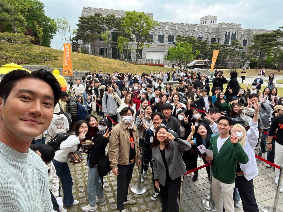 チェ・シウォン（SUPER JUNIOR）さんのインスタグラム写真 - (チェ・シウォン（SUPER JUNIOR）Instagram)「날이 많이 쌀쌀했는데 참여해 주신 많은 분들 진심으로 감사합니다. 자주 이런 이벤트 만들어봐요. 😇 @gamachi_official」4月26日 16時55分 - siwonchoi