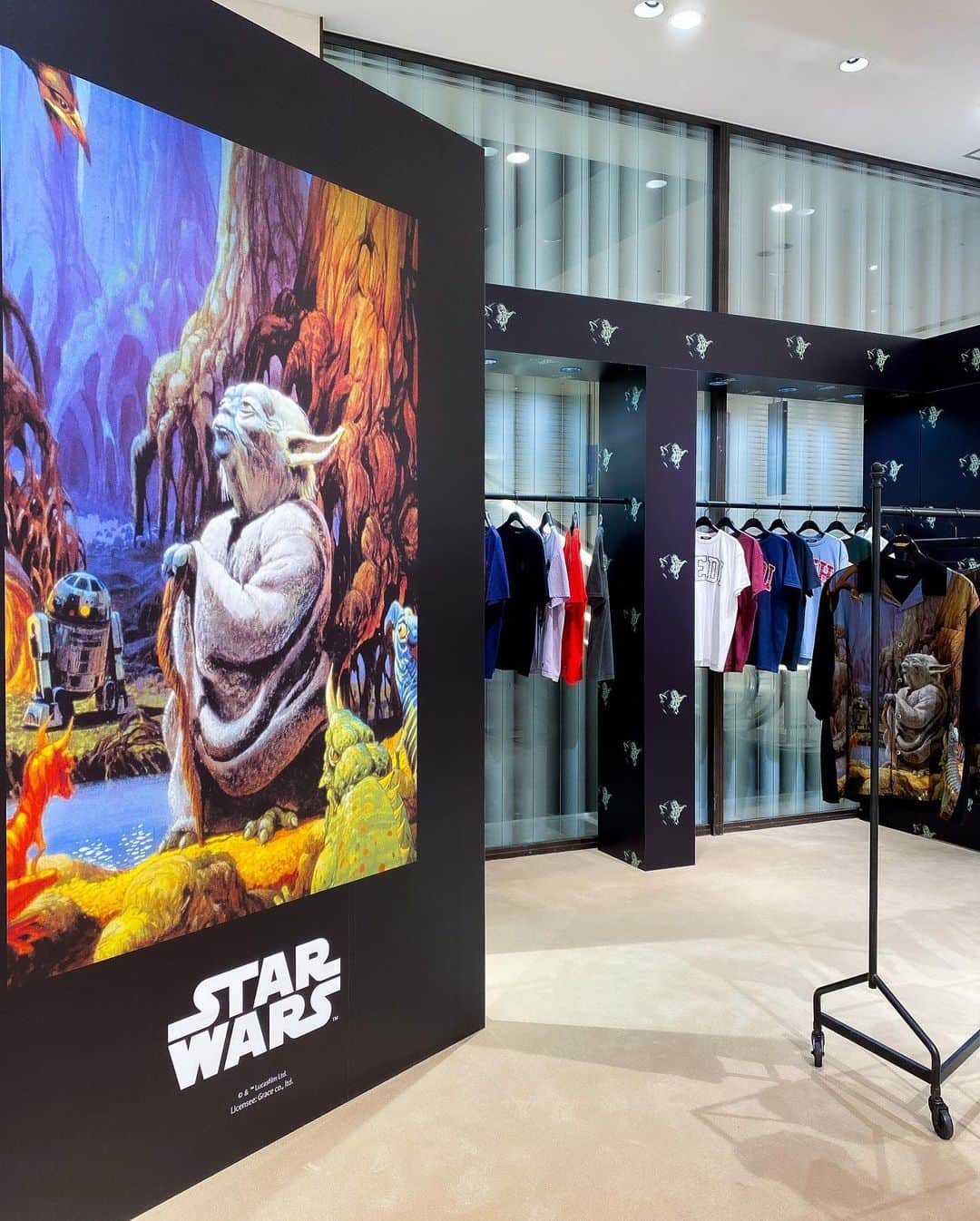 HANKYU.MODEさんのインスタグラム写真 - (HANKYU.MODEInstagram)「UNDER COVER ×DIESNEY At 1F CotocotoStage11 Until 5/6  ディズニーキャラクターと『STAR WARS』のキャラクターのデザインが、ウェアやバッグ、小物になって登場。関西地区での先行販売です。  詳しくはプロフィールURLをチェック。@hankyumode  #undercover #アンダーカバー #hankyumode #hankyu #阪急うめだ本店 #阪急本店 #うめはん #ファッション  #トレンドファッション  #ディズニー #ディズニーコラボ #Tシャツ   © Disney © & TM Lucasfilm Ltd.」4月26日 16時56分 - hankyumode