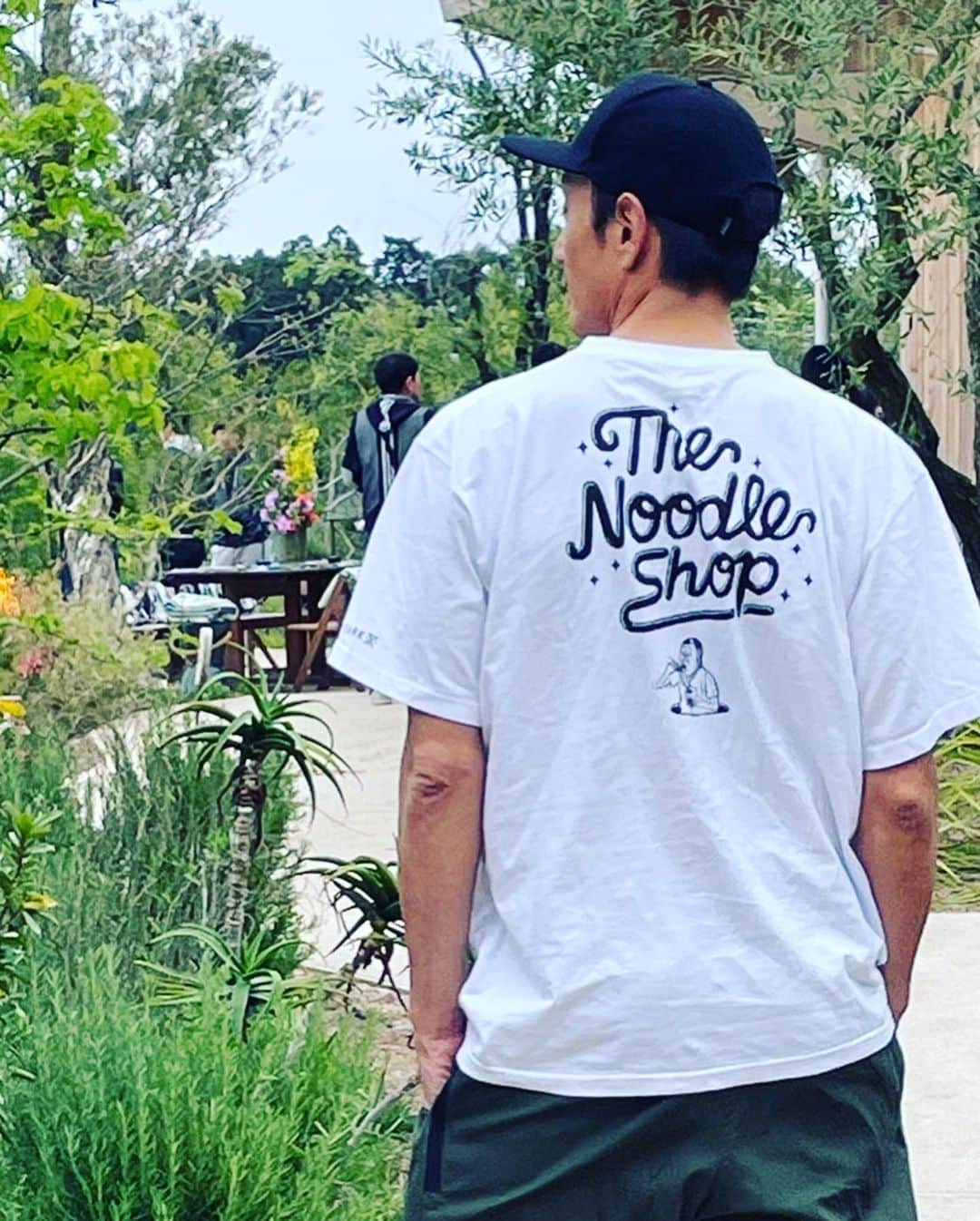 伊勢谷友介さんのインスタグラム写真 - (伊勢谷友介Instagram)「"The Noodle Shop " Tshirts 麺は蕎麦しか食べないのだけど、それもまたヌードルですから＾＾ パンツもキャップもroarkです❣️ 　木更津クルックフィールズでのお食事会に木下工務店代表にお誘い頂きました！そして環境活動や地域創生の活動を当時から共にさせていただいていた、クルックフィールズのプロデューサーでもある、小林 武史さんもいらっしゃり、楽しいお話し、未来のお話に花が咲いた会でした。  @roark_japan  #roark #roarkrevivalcanada  #bystreet_or_bytrail  #ロアーク  #ロアークリバイバル」4月26日 16時56分 - iseya_yusuke