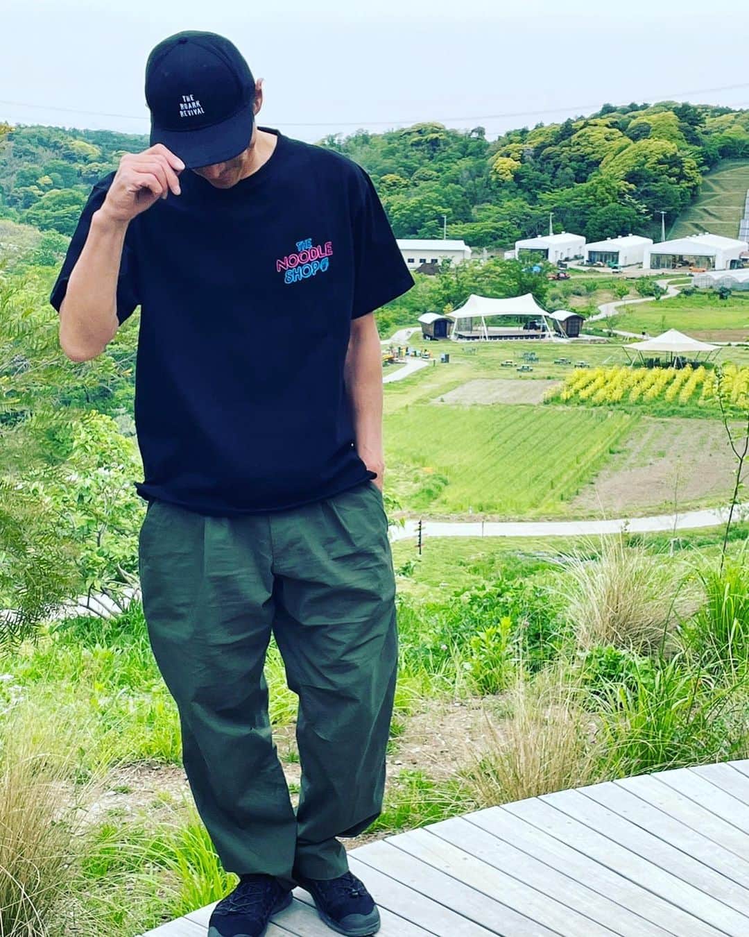 伊勢谷友介さんのインスタグラム写真 - (伊勢谷友介Instagram)「"The Noodle Shop " Tshirts 麺は蕎麦しか食べないのだけど、それもまたヌードルですから＾＾ パンツもキャップもroarkです❣️ 　木更津クルックフィールズでのお食事会に木下工務店代表にお誘い頂きました！そして環境活動や地域創生の活動を当時から共にさせていただいていた、クルックフィールズのプロデューサーでもある、小林 武史さんもいらっしゃり、楽しいお話し、未来のお話に花が咲いた会でした。  @roark_japan  #roark #roarkrevivalcanada  #bystreet_or_bytrail  #ロアーク  #ロアークリバイバル」4月26日 16時56分 - iseya_yusuke