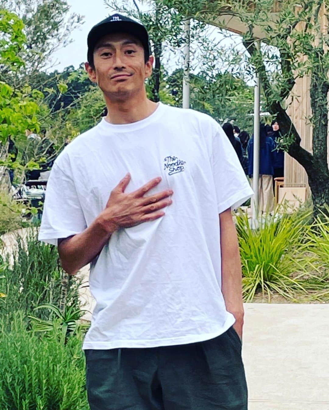 伊勢谷友介さんのインスタグラム写真 - (伊勢谷友介Instagram)「"The Noodle Shop " Tshirts 麺は蕎麦しか食べないのだけど、それもまたヌードルですから＾＾ パンツもキャップもroarkです❣️ 　木更津クルックフィールズでのお食事会に木下工務店代表にお誘い頂きました！そして環境活動や地域創生の活動を当時から共にさせていただいていた、クルックフィールズのプロデューサーでもある、小林 武史さんもいらっしゃり、楽しいお話し、未来のお話に花が咲いた会でした。  @roark_japan  #roark #roarkrevivalcanada  #bystreet_or_bytrail  #ロアーク  #ロアークリバイバル」4月26日 16時56分 - iseya_yusuke