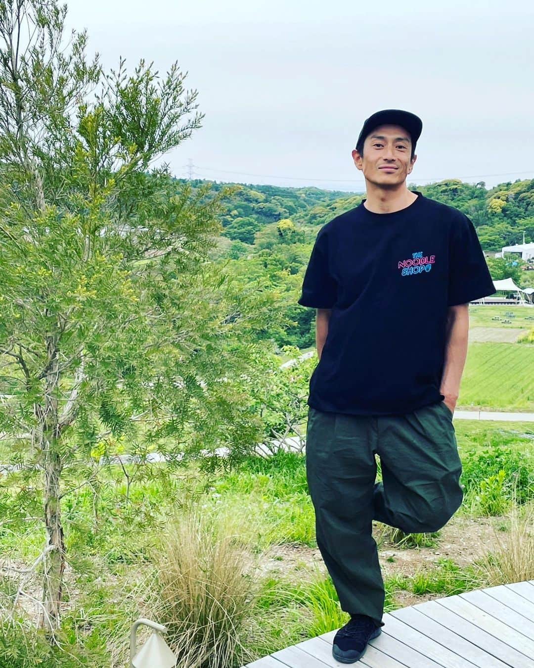 伊勢谷友介のインスタグラム：「"The Noodle Shop " Tshirts 麺は蕎麦しか食べないのだけど、それもまたヌードルですから＾＾ パンツもキャップもroarkです❣️ 　木更津クルックフィールズでのお食事会に木下工務店代表にお誘い頂きました！そして環境活動や地域創生の活動を当時から共にさせていただいていた、クルックフィールズのプロデューサーでもある、小林 武史さんもいらっしゃり、楽しいお話し、未来のお話に花が咲いた会でした。  @roark_japan  #roark #roarkrevivalcanada  #bystreet_or_bytrail  #ロアーク  #ロアークリバイバル」