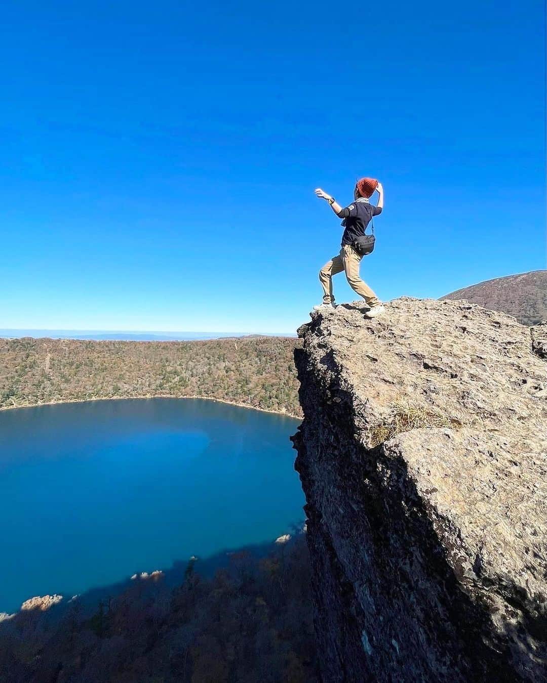 ジェットスター航空さんのインスタグラム写真 - (ジェットスター航空Instagram)「行きたい！と思ったら【いいね💙】 #jettabi_japan #鹿児島編🍠 コバルトブルーの水面が神秘的な #大浪池   鹿児島と宮崎の県境にある火山群「霧島山」の火砕丘として知られ、標高1,411mと比較的登りやすい人気の登山スポット🚩 登った先に広がるのは、周囲1.9km、水深11mの火口湖「大浪池」。その美しい #大浪池ブルー に感動すること間違いなしでスター🌟  山頂までの道は歩きやすく整備されているため、登山初心者にとっても安心👌  自然豊かな大浪池で、心身ともにリフレッシュしてみては？😎  【大浪池】 📍鹿児島県霧島市牧園町高千穂  -------------------------------------------- ／ 📣ジェットスターなら、鹿児島まで ＼ ✈︎東京（成田）から 片道¥5,590〜  鹿児島～東京（成田）路線は、おかげさまで5月31日に就航10周年を迎えます🎉 今後もより多くのお客様に、安全かつ安心してご利用いただける気軽な空の旅を提供してまいります✈️  --------------------------------------------  ジェットスター・ジャパン公式アカウント（@jetstar_japan）では「"次に行きたい"が見つかる」をテーマに就航地の魅力をご紹介✈️⭐️「#jettabi_japan」をつけて、皆さんのFun&Happyな旅の思い出をぜひご投稿ください！素敵なお写真は、公式アカウントでご紹介させていただきます♪  ⭐️Special thanks📸 by @nao____1427（1、5枚目）、 @yoshida_ryo_（2枚目）、@ja_mi_photo（3枚目）、@yukarichasom（4枚目）@sakurako0830（6枚目）  --------------------------------------------  ※運賃はエコノミークラス「Starter」。支払手数料、空港使用料等が別途必要です。受託手荷物の料金は含まれません。諸条件が適用されます。 ※就航地のご紹介内容に関する最新情報は、下記の参照サイト等でご確認ください。 -------------------------------------------- 【参照サイト】 鹿児島観光サイト「かごしまの旅」 --------------------------------------------  #鹿児島 #鹿児島観光 #鹿児島旅行 #ジェットスター #jetstar #jetstar_japan #LCC #飛行機 #trip #旅好きな人と繋がりたい #九州 #九州観光 #九州旅行 #国内旅行 #鹿児島ドライブ #鹿児島デート #kagoshima #コスパ旅 #女子旅 #鹿児島絶景 #九州絶景 #霧島山 #登山好きな人と繋がりたい #カゴスタグラマー #鹿児島パワースポット」5月9日 18時00分 - jetstar_japan
