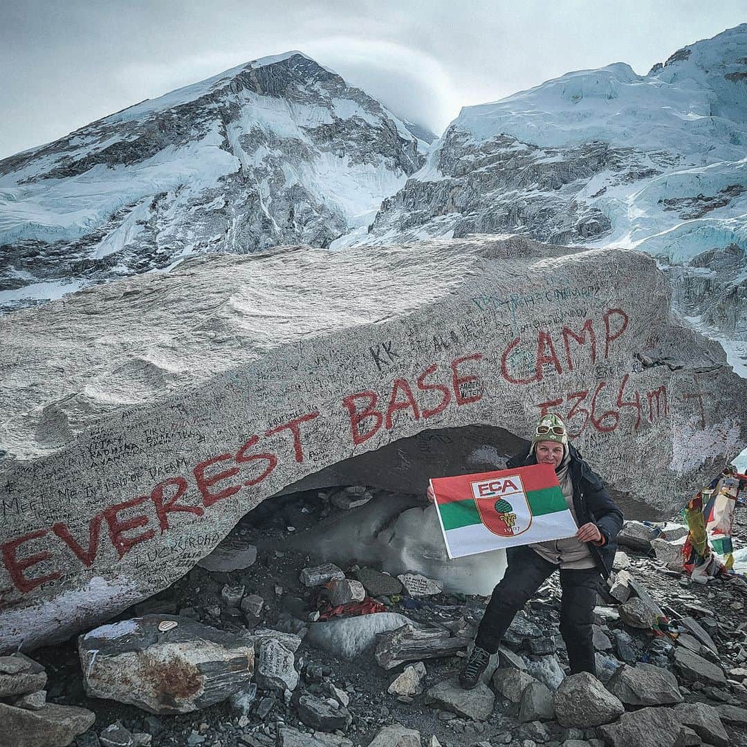 FCアウクスブルクさんのインスタグラム写真 - (FCアウクスブルクInstagram)「Fanpost 📬 Rot-Grüne-Weiße Grüße erreichen uns vom Everest Basecamp auf 5364m Höhe! 🏔️ Im Gepäck hatte #FCA-Fan Liane eine Augsburg-Fahne, die nun über den Wolken von Nepal weht! 🤩  Ihr habt ❤️💚🤍 auch immer und überall dabei? Schickt Eure Fotos per Mail an info@fcaugsburg.de! 🌎  #FCA #FCA1907 #fcaugsburg #FCAInternational #FCAroundTheWorld」4月26日 16時58分 - fcaugsburg1907