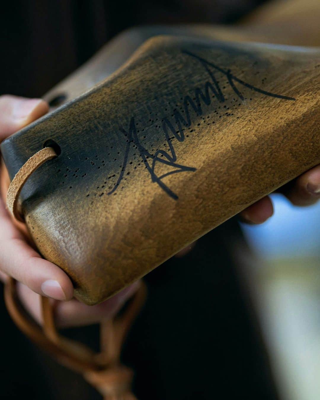 トッズさんのインスタグラム写真 - (トッズInstagram)「Brand Ambassador Xiao Zhan @xz_1991x signed his personalized wooden shoe last for the iconic Tod’s wall located in our headquarters. Our expert craftsmen realized a customized Gommino loafer exclusively for him. #Tods #XiaoZhan」4月26日 17時00分 - tods