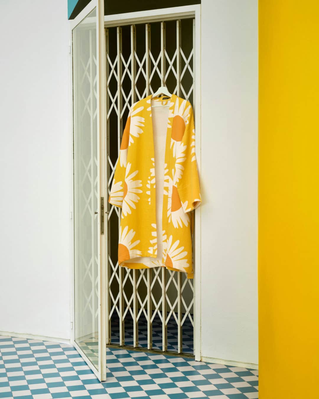 マリメッコのインスタグラム：「Our newest home arrivals bring you the forever favorite Auringonkukka (sunflower) by Maija Isola and the refreshing Uimari (swimmer) by Erja Hirvi. Who would you like to enjoy a picnic with, spiced up with vibrant prints and colors?  Explore our current home collection at marimekko.com. #marimekko」