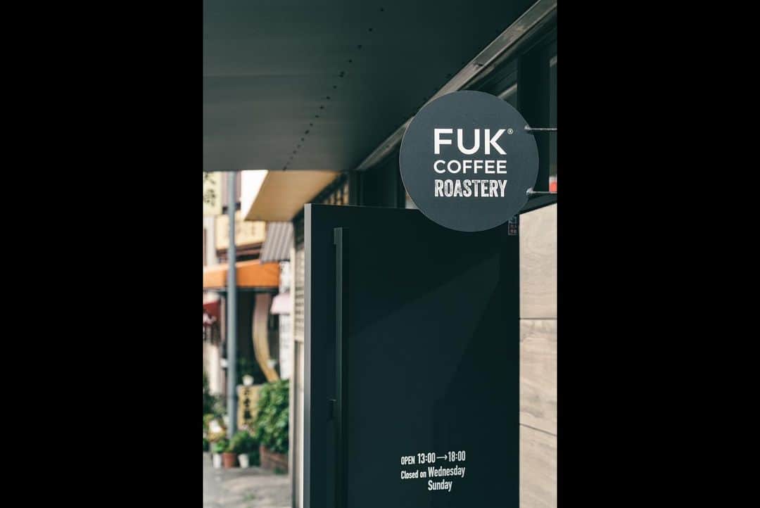 ERINA UENOさんのインスタグラム写真 - (ERINA UENOInstagram)「【FUK COFFEE × 縁器屋】 「Special gift」coming soon ☕️✨  @fuk.coffee_roastery 様 @engiya_japan  特別なコラボセットが5月にリリースされます。 お楽しみに🤲🖤  HAVE A GOOD FLIGHT コーヒーの旅をあなたへ。 福岡を中心に全国各地にカフェを展開し、 福岡のコーヒーブームを⁡牽引している“FUK COFFEE”  旅に出掛けたくなるような仕掛け、 空間をコンセプトとして 旅人たちが集うコミュニティの場を提供。  店舗名はその地域の３レターコードを使い、 全国の空港を回ったような 遊び心も兼ね備えています✈️   「FUK COFFEE(R)ROASTERY」 「ROASTERY」という名の通り 『FUK COFFEE』全店のコーヒー豆の焙煎所です🫘  シンプルなロゴサインと シックなコンクリートの質感。 「小笹にこんなお店あるんだ！」 と驚きのお洒落なコーヒースタンド。  ぜひ、皆さんもご利用くださいね☕️🤍  ※打ち合わせ中 @tomoyan0828 くんが いい感じに撮影してくれていました🤝 Thank you!!  * *⁡ ⁡⁡ ⁡──────────────── ⁡⁡⁡ FUK COFFEE ROASTERY ⁡コーヒースタンド ⁡営業時間 : 13:00-18:00⁡ ⁡定休日 :  水曜・日曜日 ⁡福岡市中央区小笹1-12-14 ⁡──────────────── ⁡ #小笹 #小笹グルメ #小笹カフェ #fukcoffee #平尾  #福岡  #福岡グルメ  #平尾グルメ ⁡#焙煎所 #平尾カフェ  #福岡カフェ  #FUKUOKA  #福岡ママ⁡」4月26日 17時11分 - erina_flowdia