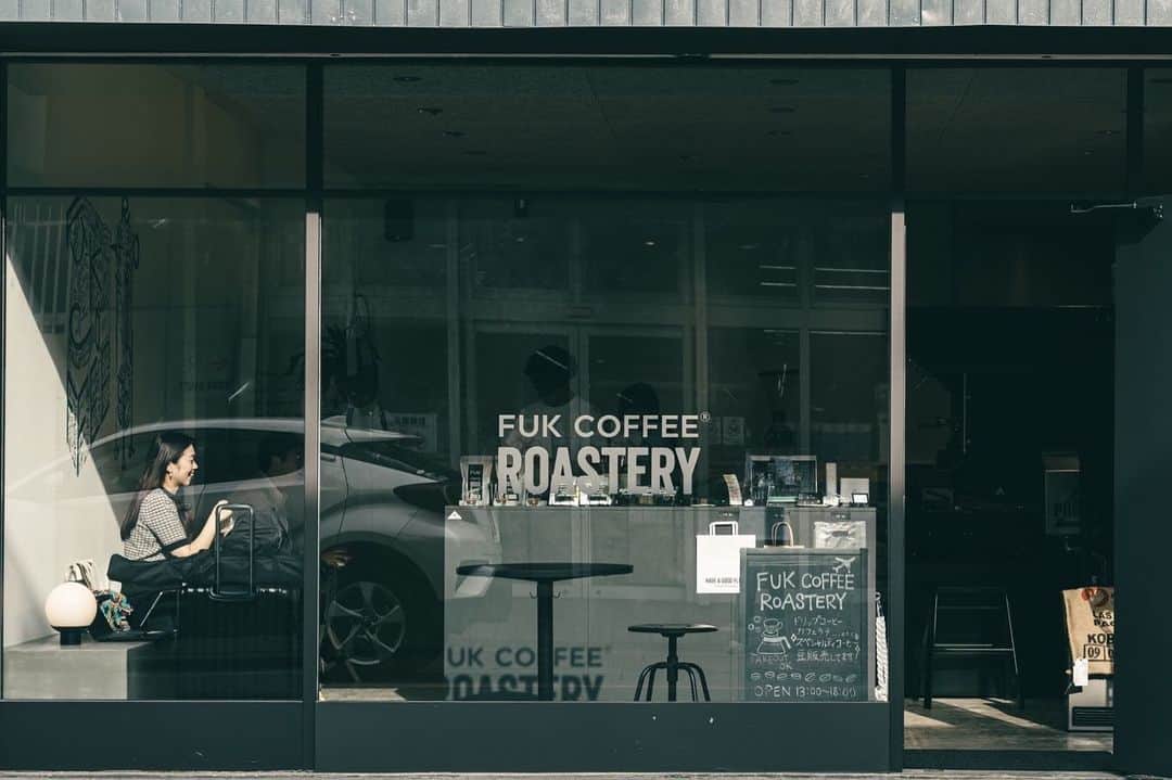 ERINA UENOのインスタグラム：「【FUK COFFEE × 縁器屋】 「Special gift」coming soon ☕️✨  @fuk.coffee_roastery 様 @engiya_japan  特別なコラボセットが5月にリリースされます。 お楽しみに🤲🖤  HAVE A GOOD FLIGHT コーヒーの旅をあなたへ。 福岡を中心に全国各地にカフェを展開し、 福岡のコーヒーブームを⁡牽引している“FUK COFFEE”  旅に出掛けたくなるような仕掛け、 空間をコンセプトとして 旅人たちが集うコミュニティの場を提供。  店舗名はその地域の３レターコードを使い、 全国の空港を回ったような 遊び心も兼ね備えています✈️   「FUK COFFEE(R)ROASTERY」 「ROASTERY」という名の通り 『FUK COFFEE』全店のコーヒー豆の焙煎所です🫘  シンプルなロゴサインと シックなコンクリートの質感。 「小笹にこんなお店あるんだ！」 と驚きのお洒落なコーヒースタンド。  ぜひ、皆さんもご利用くださいね☕️🤍  ※打ち合わせ中 @tomoyan0828 くんが いい感じに撮影してくれていました🤝 Thank you!!  * *⁡ ⁡⁡ ⁡──────────────── ⁡⁡⁡ FUK COFFEE ROASTERY ⁡コーヒースタンド ⁡営業時間 : 13:00-18:00⁡ ⁡定休日 :  水曜・日曜日 ⁡福岡市中央区小笹1-12-14 ⁡──────────────── ⁡ #小笹 #小笹グルメ #小笹カフェ #fukcoffee #平尾  #福岡  #福岡グルメ  #平尾グルメ ⁡#焙煎所 #平尾カフェ  #福岡カフェ  #FUKUOKA  #福岡ママ⁡」