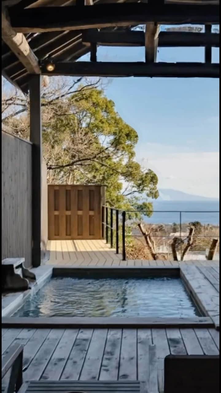 JAPAN TRIP 大人旅〜厳選の宿〜のインスタグラム：「．@izu.hananokumo  伊豆高原を望む場所に建てられた全室露天風呂付きの隠れ宿。  緑豊かな三千坪の敷地に佇む、たった７室だけの小さな宿。築100年の古民家を移築した離れ貴賓室がおすすめ。家具や調度品は全てオリジナル。駐車場からは専用の道を通って直接お部屋まで。まさに贅を極めた最上級のプライベート空間です。  −− DATA −−−−−−−−−−−−−−−−−−−−−−−−−− 📍 全室露天付客室の隠れ宿　花の雲 @izu.hananokumo   ■ 静岡県伊東市富戸925-48 ■ 7室 ■ IN 15:00～／OUT 10:00  ■ 2名：61,000円～（食事なし） ※参考料金です。施設に直接確認ください。 ＝＝＝＝＝＝＝＝＝＝＝＝＝＝＝＝＝＝＝＝＝  🔸温泉 🔸全室露天風呂付客室 🔸展望風呂 🔸離れ別荘 🔸子供不可 🔸ペット不可 🔸古民家リノベーション  ︎✈︎−−−−−−−−−−−−−−−−−−−−−−−−−−−−−−✈︎ 　気になった方は保存しておくと便利です👍  　泊まったことある方は、感想＆体験談等、 　コメント欄に書いて頂けると嬉しいです🙇‍♂️ ✈︎−−−−−−−−−−−−−−−−−−−−−−−−−−−−−−✈︎  #伊豆旅行 #伊豆ホテル #花の雲 #離れ #温泉旅行#温泉旅館 #露天風呂 #露天風呂付き客室 #onsen #ryokan」