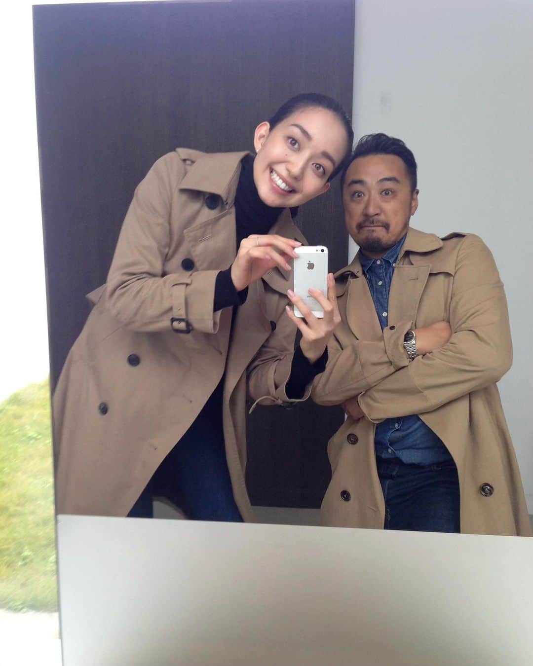 松島花さんのインスタグラム写真 - (松島花Instagram)「: 今日は @hiramotokeiichi さんの お誕生日🎂 敬一さんの大好きな ウィスキーをプレゼントしました🎁 : 21年の付き合いを10枚の写真で 振り返るのは難しいけど🤳🏻笑 いつもくだらないことして ひたすらに笑ってるな〜🤣でも、 仕事となると真剣でヘアメイクの バリエーションの多さ、技術には いつも感心しています✨ おめでとう🥳いつもありがとう💝 : #happybirthday #426 #55 🤫」4月26日 17時03分 - hana_matsushima_official