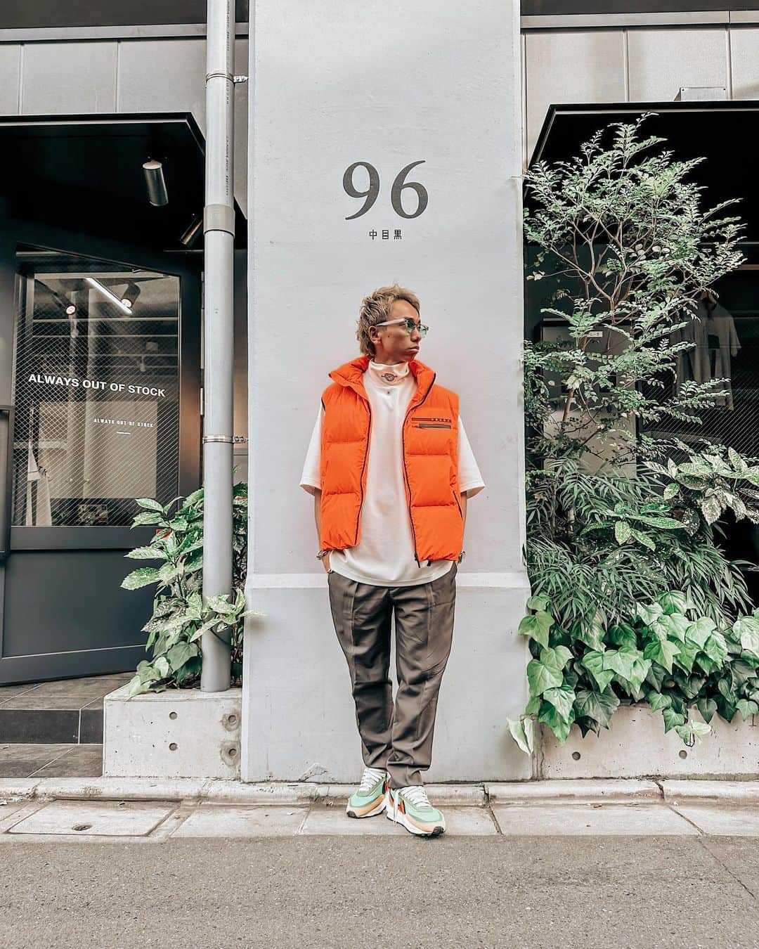 KING-MASAのインスタグラム：「Strange wether ☔️☔️☔️🍊🍊🍊 Sample Check ✅  暑いのか、、 寒いのか、、  良くわからない天気ですのぉ〜  少し襟があるだけで綺麗めな印象になります💪」